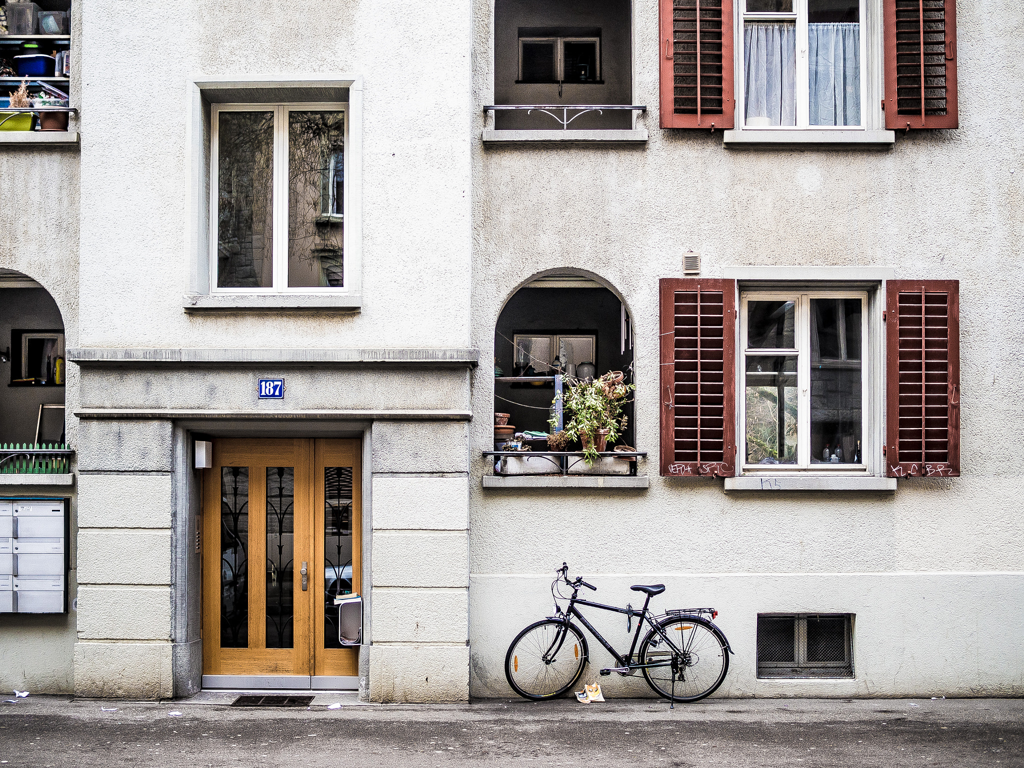 Olympus OM-D E-M10 + Olympus M.Zuiko Digital 25mm F1.8 sample photo. Bicycle in zurich photography