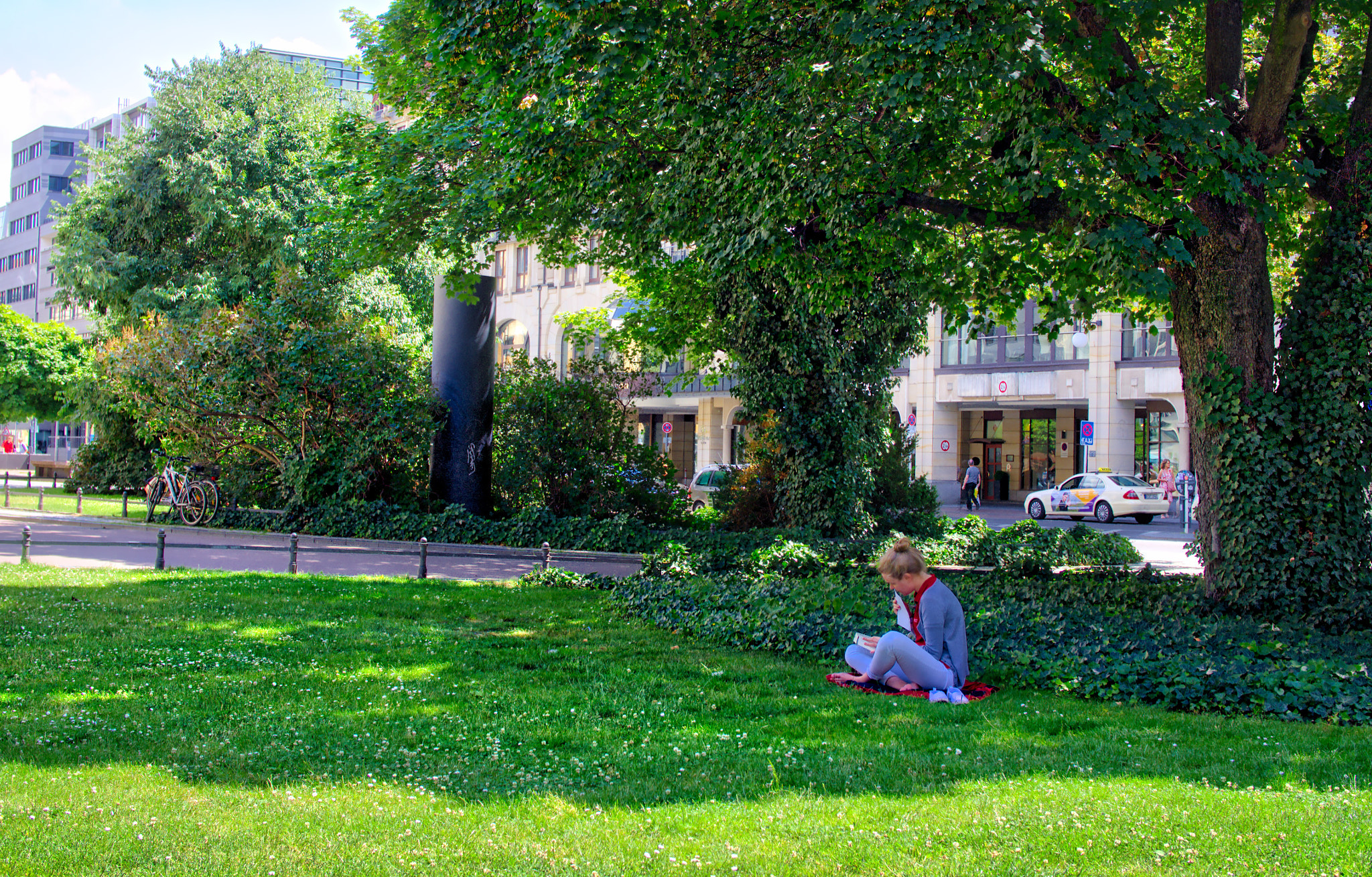 Olympus OM-D E-M10 + Olympus M.Zuiko Digital 25mm F1.8 sample photo. A girl reading in the park photography