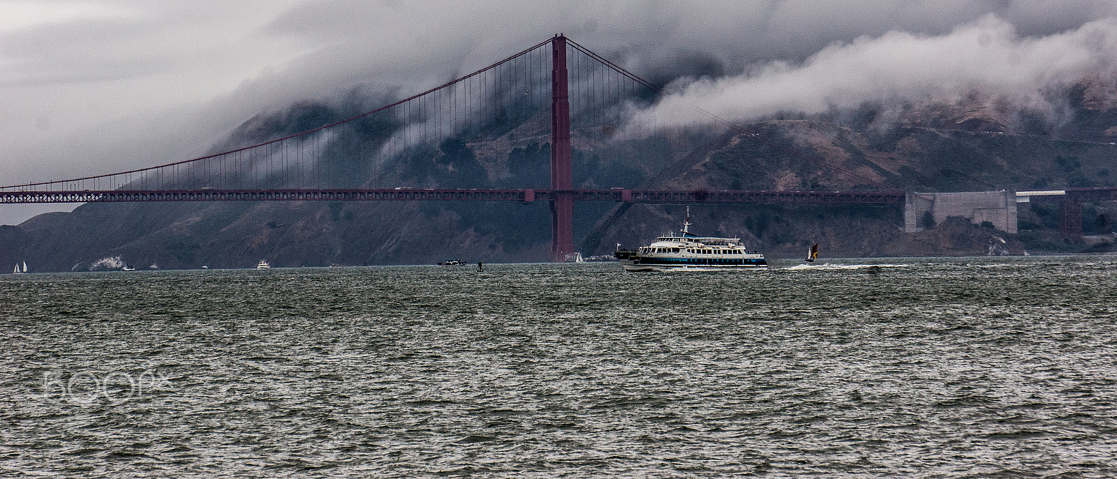 Sony Alpha NEX-5N + Sony E 55-210mm F4.5-6.3 OSS sample photo. Golden gate with clouds photography