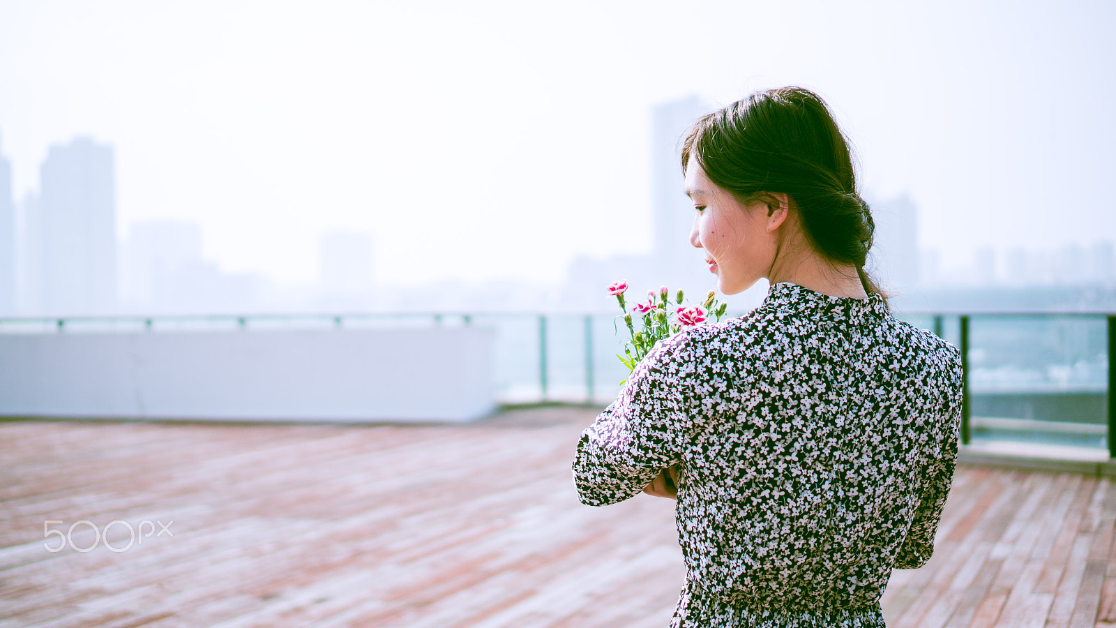 Sony Alpha NEX-6 + Sony E 35mm F1.8 OSS sample photo. 捧花少女 photography