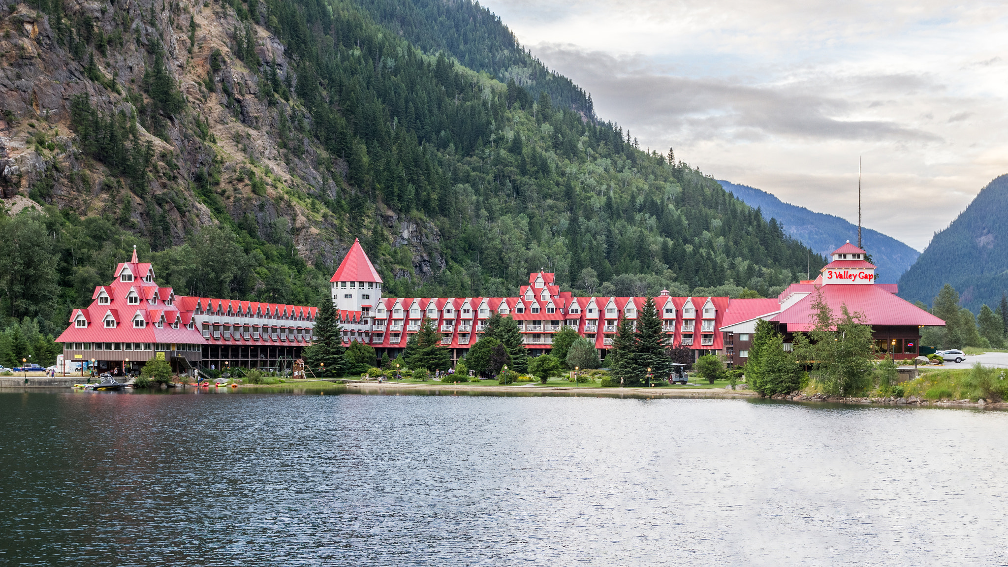 Sigma 18-50mm f/2.8 Macro sample photo. Three valley lake chateau photography