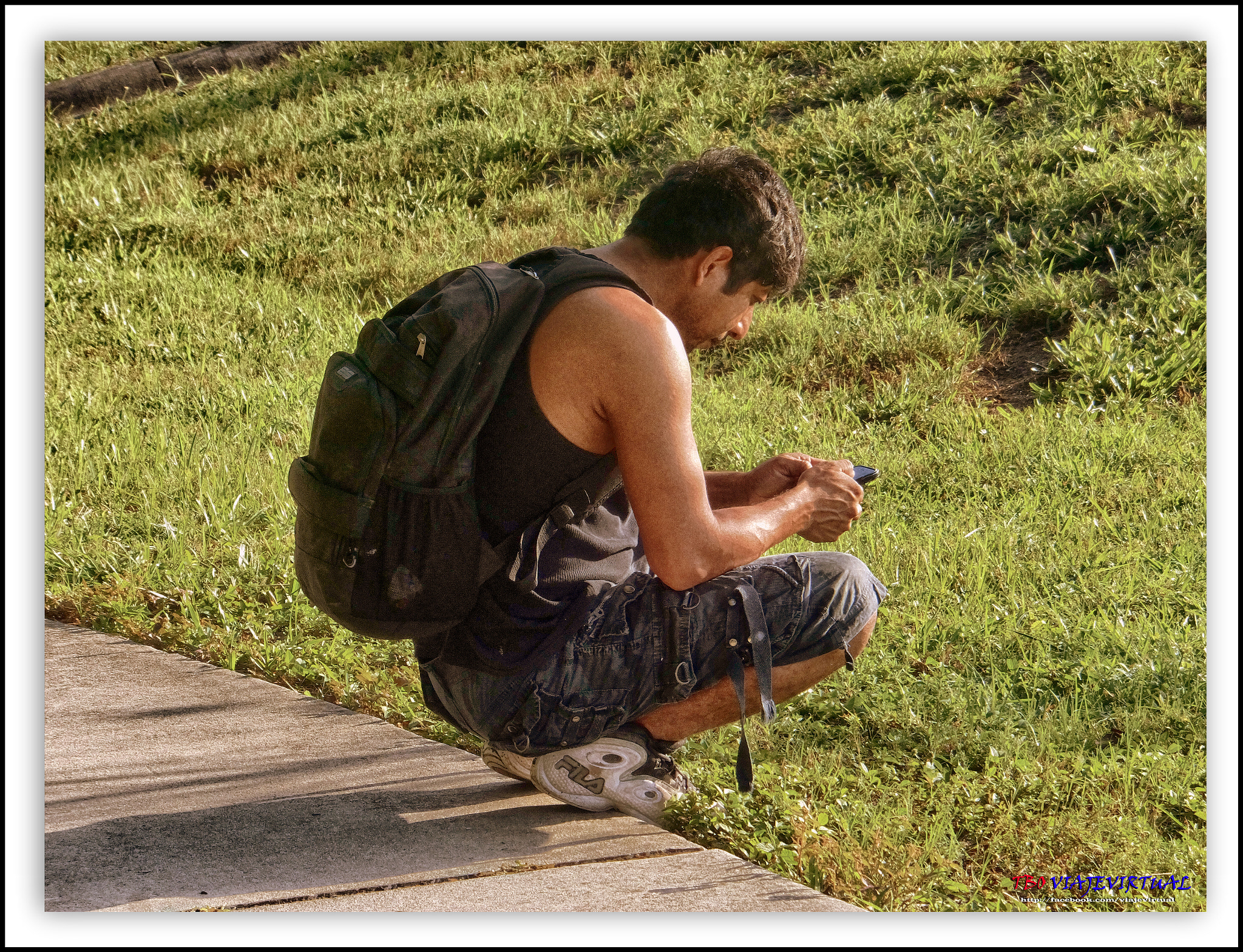 Fujifilm FinePix F850EXR sample photo. A man waiting squatting photography