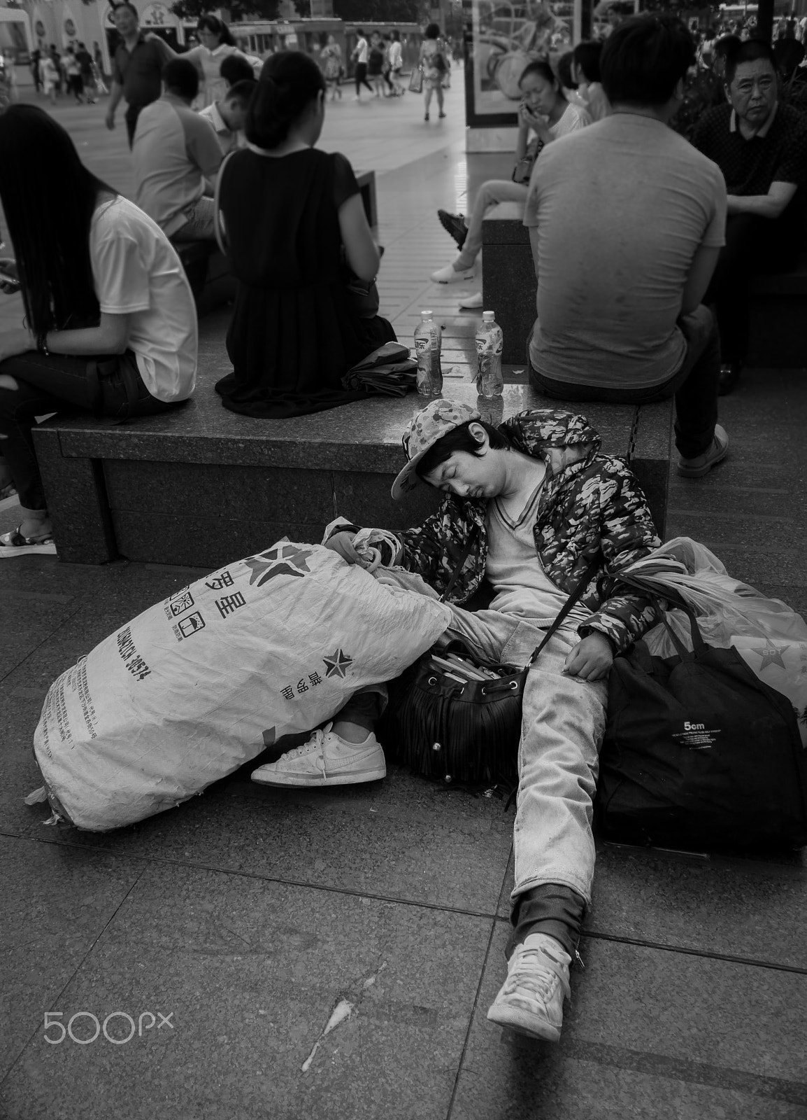 Sony Alpha NEX-7 + Sony Vario-Tessar T* E 16-70mm F4 ZA OSS sample photo. Shop till you drop photography