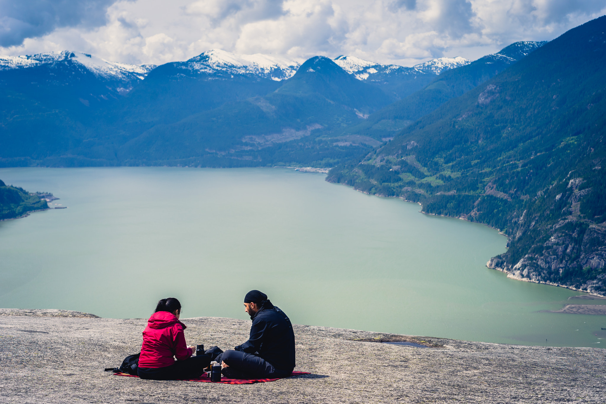 Sony a7 + Minolta AF 50mm F1.7 sample photo. Cliff-side picnic photography