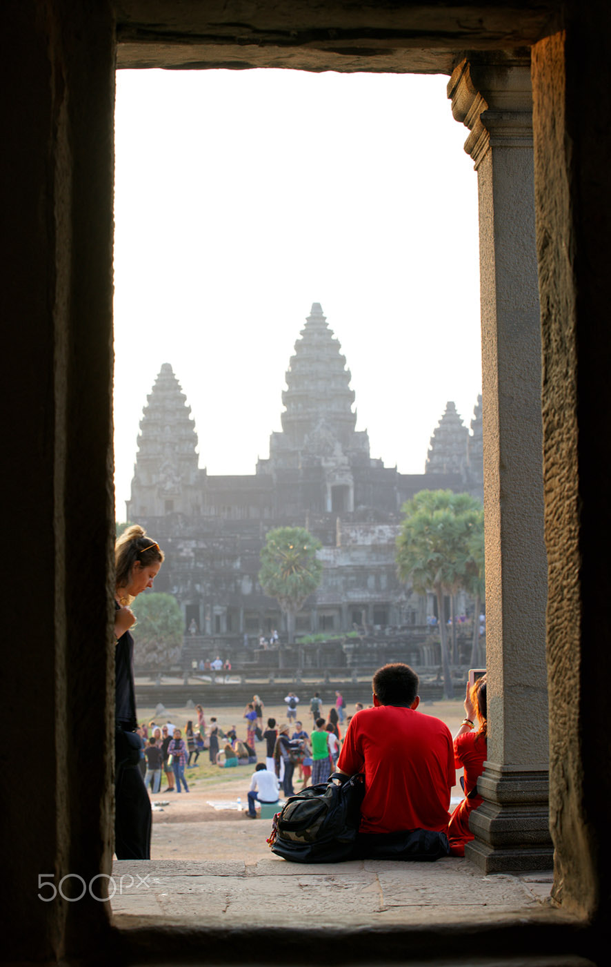 Sony a7R II + Minolta/Sony AF 70-200mm F2.8 G sample photo. The travelers of angkor wat photography