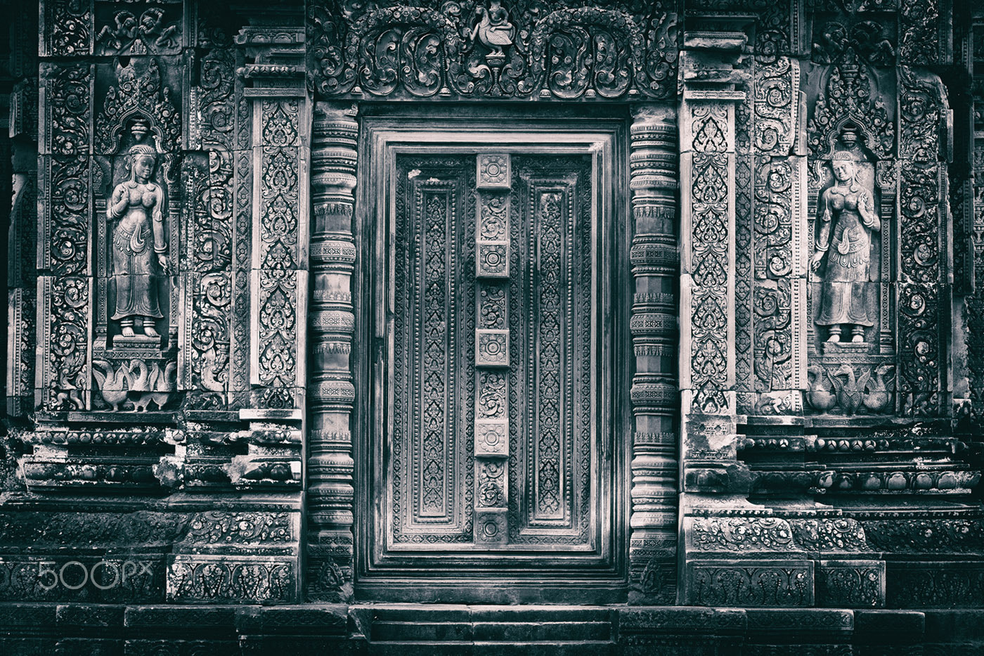 Minolta/Sony AF 70-200mm F2.8 G sample photo. Banteay srei beautiful devata photography