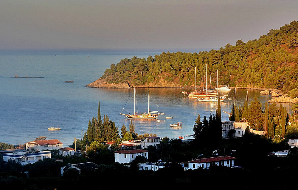 Sigma 70-300mm F4-5.6 APO Macro Super II sample photo. Mazi village et les boats photography