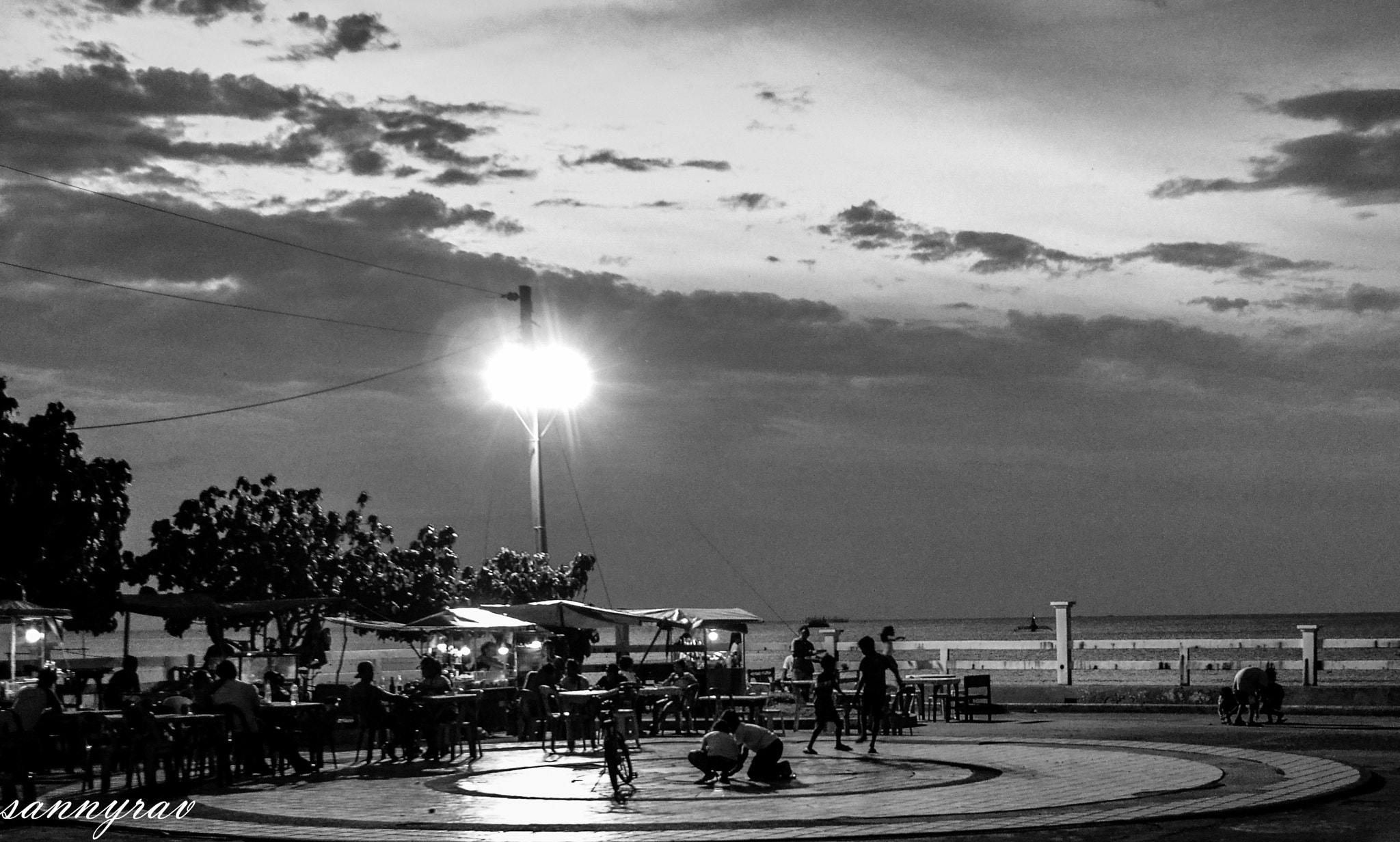 Nikon D7000 + Nikon AF Nikkor 24mm F2.8D sample photo. Night at a park photography