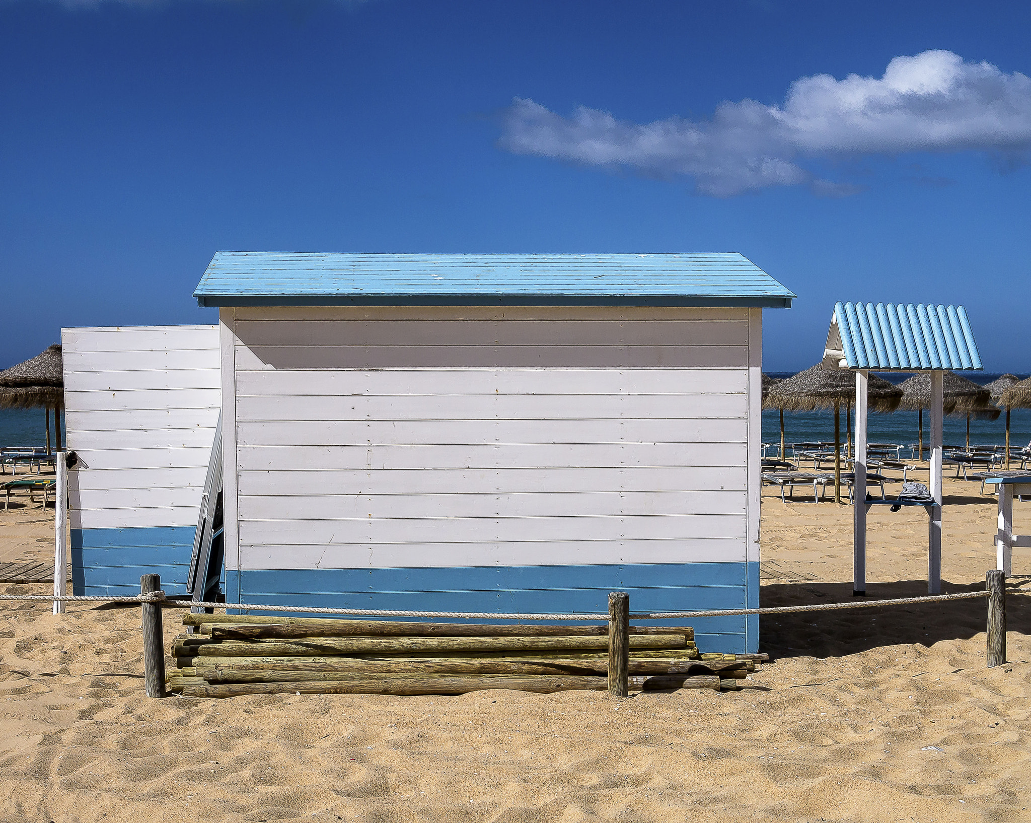 Panasonic Lumix DMC-G3 + Panasonic Lumix G 20mm F1.7 ASPH sample photo. Lifeguard's hut, vilamoura, portugal photography