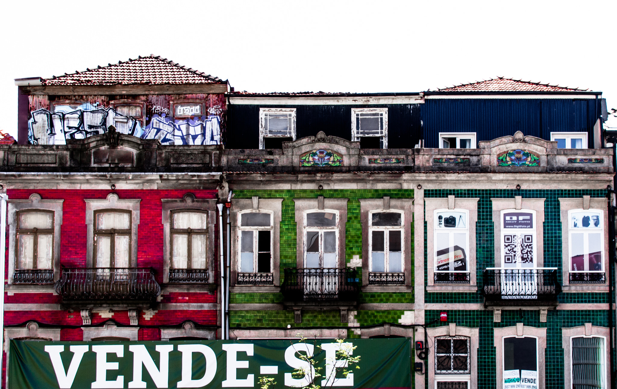 Olympus PEN E-PL6 + Sigma 19mm F2.8 DN Art sample photo. Porto houses photography