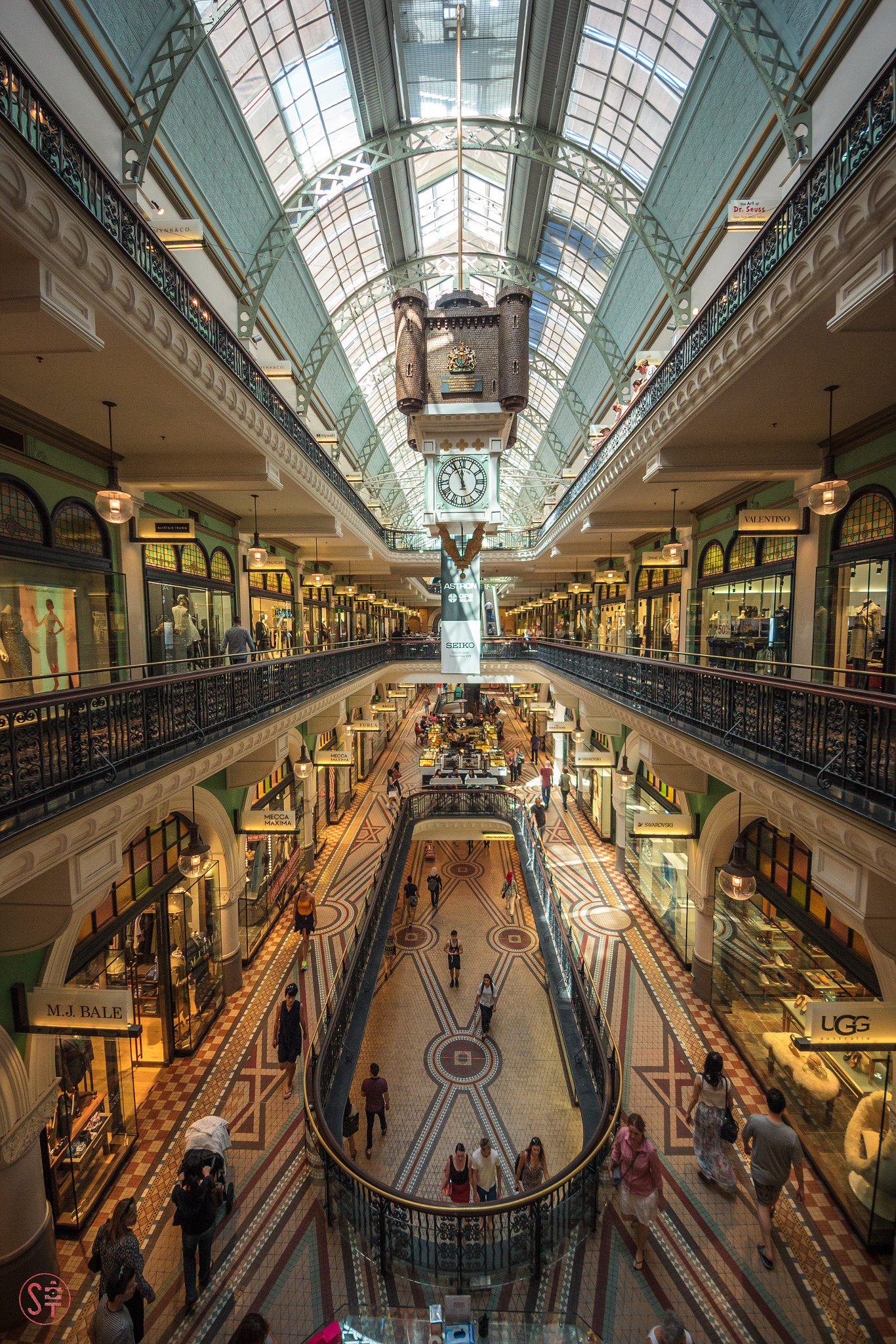 Canon EOS 550D (EOS Rebel T2i / EOS Kiss X4) sample photo. Queen victoria building photography
