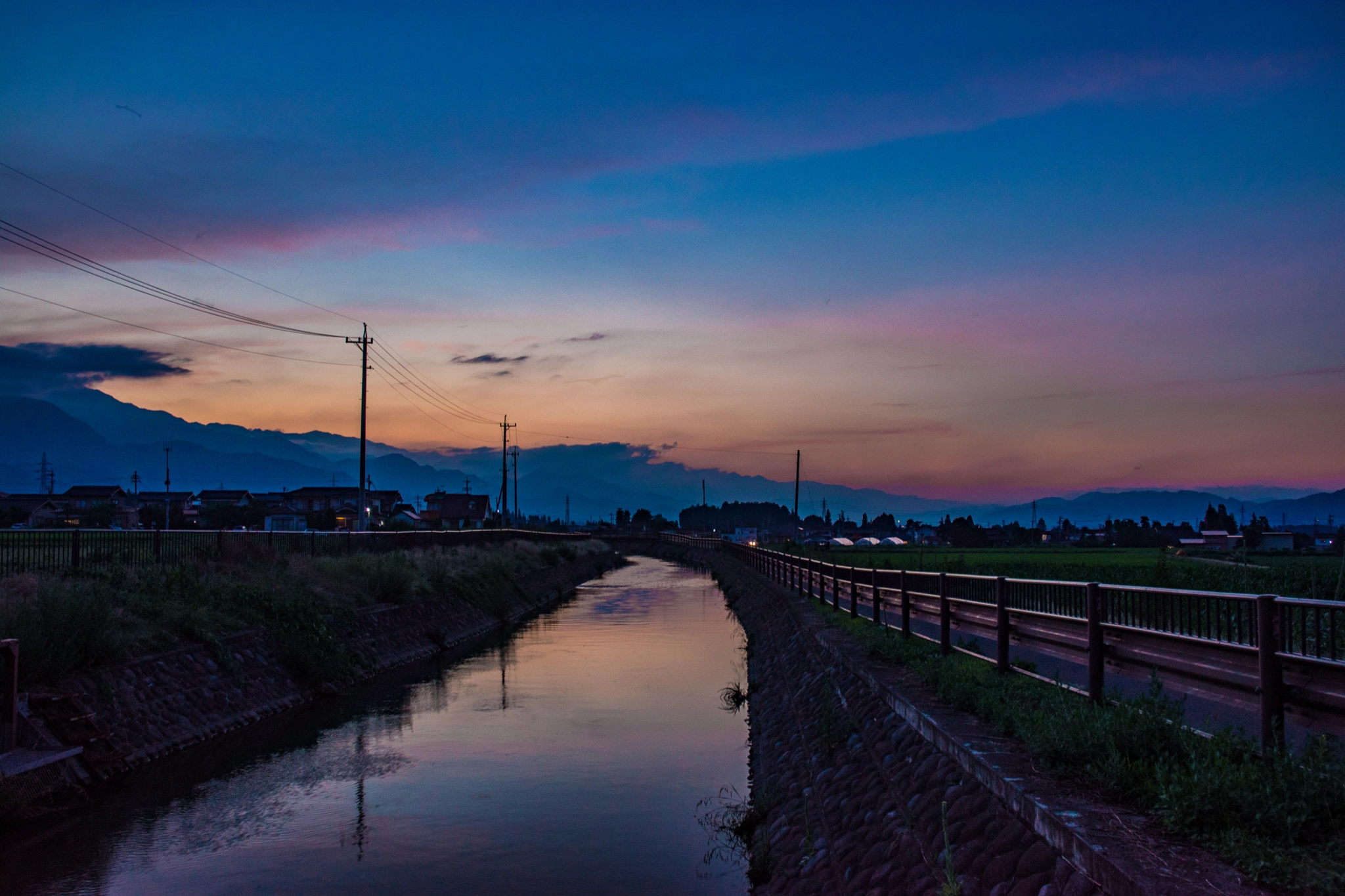 Nikon D7200 + Nikon AF-S DX Nikkor 18-70mm F3.5-4.5G ED-IF sample photo. Rainbow -colored waterway photography