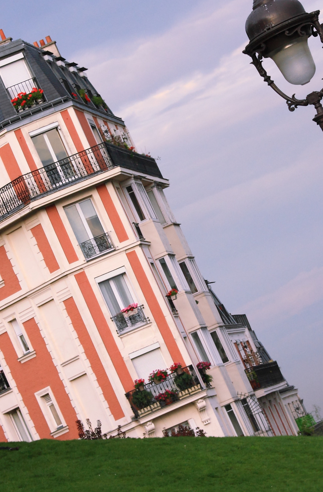 Canon EF 70-200mm F4L IS USM sample photo. Sland building nearby the sacre coeur photography