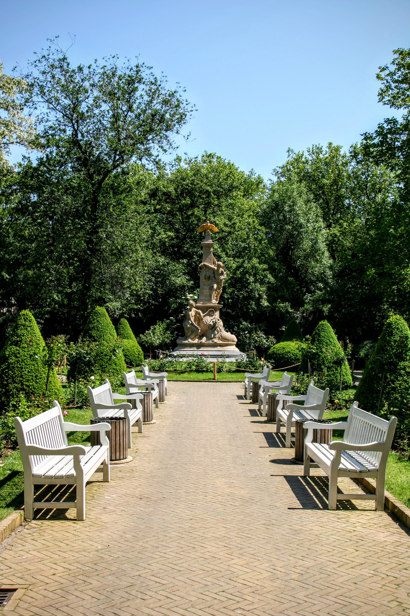 Canon EOS 400D (EOS Digital Rebel XTi / EOS Kiss Digital X) sample photo. Eight benches and a statue photography