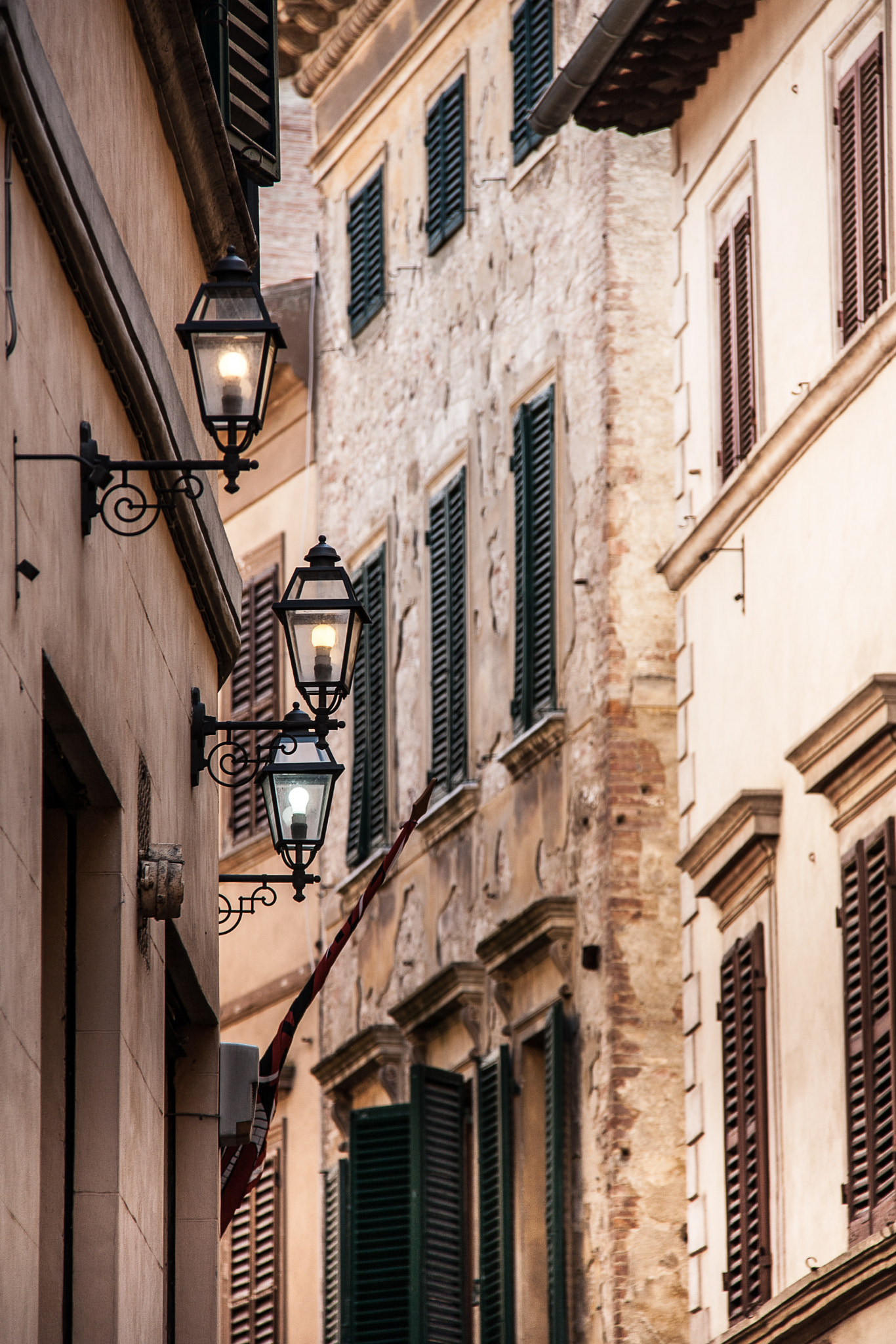 Canon EOS 1000D (EOS Digital Rebel XS / EOS Kiss F) sample photo. Tuscany windows photography