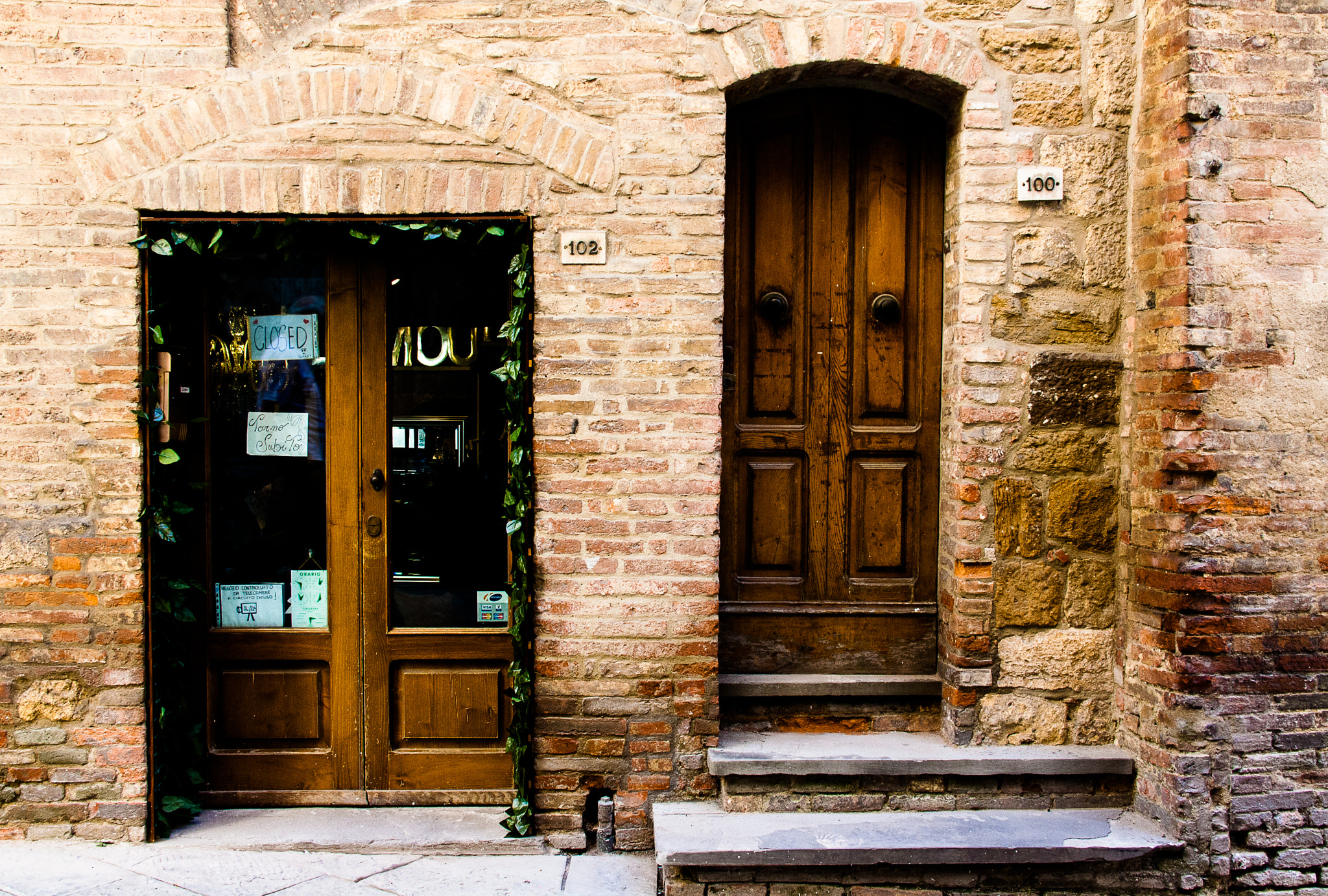 Canon EOS 1000D (EOS Digital Rebel XS / EOS Kiss F) sample photo. Tuscany, windows and doors #1 photography