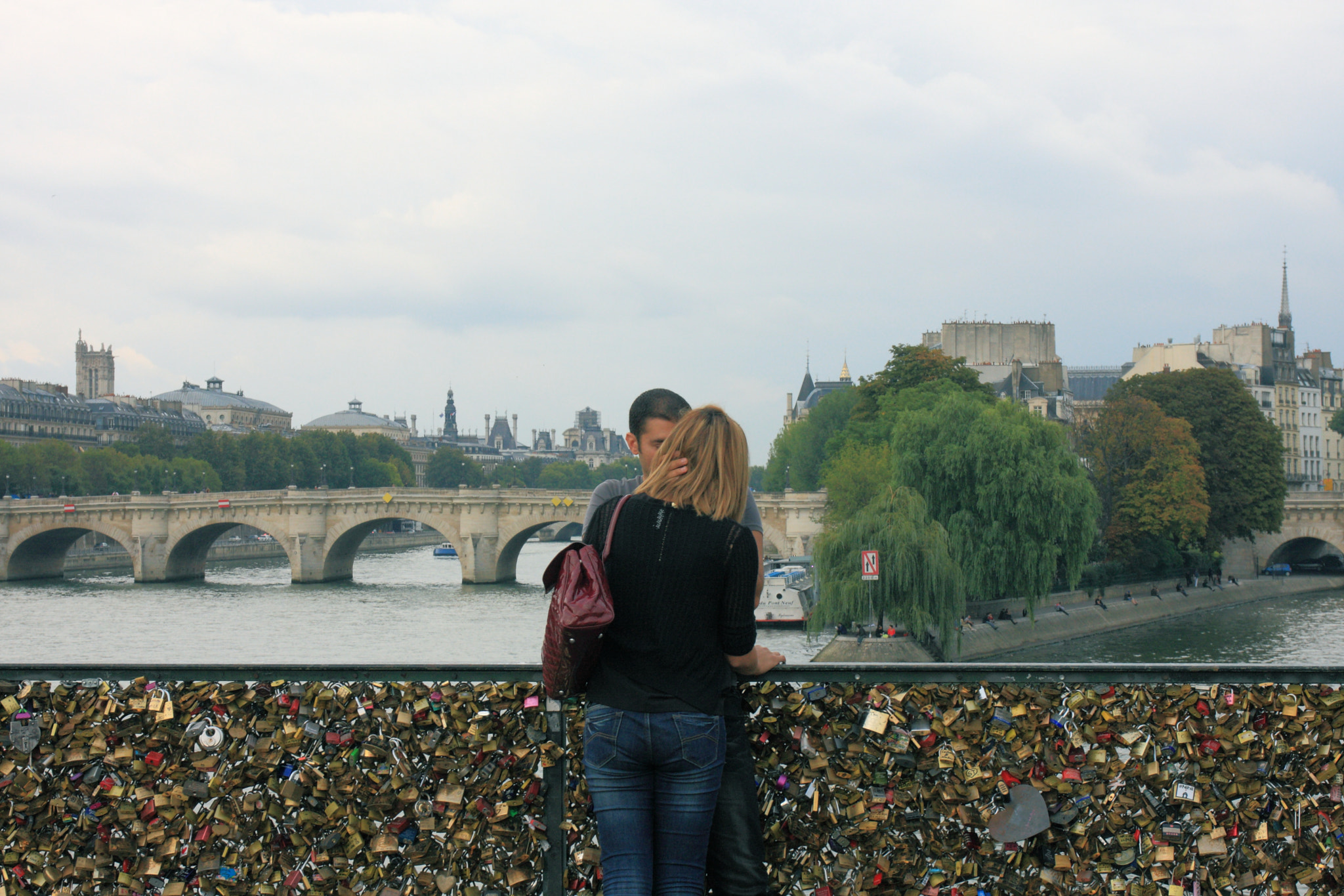 Canon EOS 40D + Canon EF 24-70mm F4L IS USM sample photo. Loves on the pont des arts photography