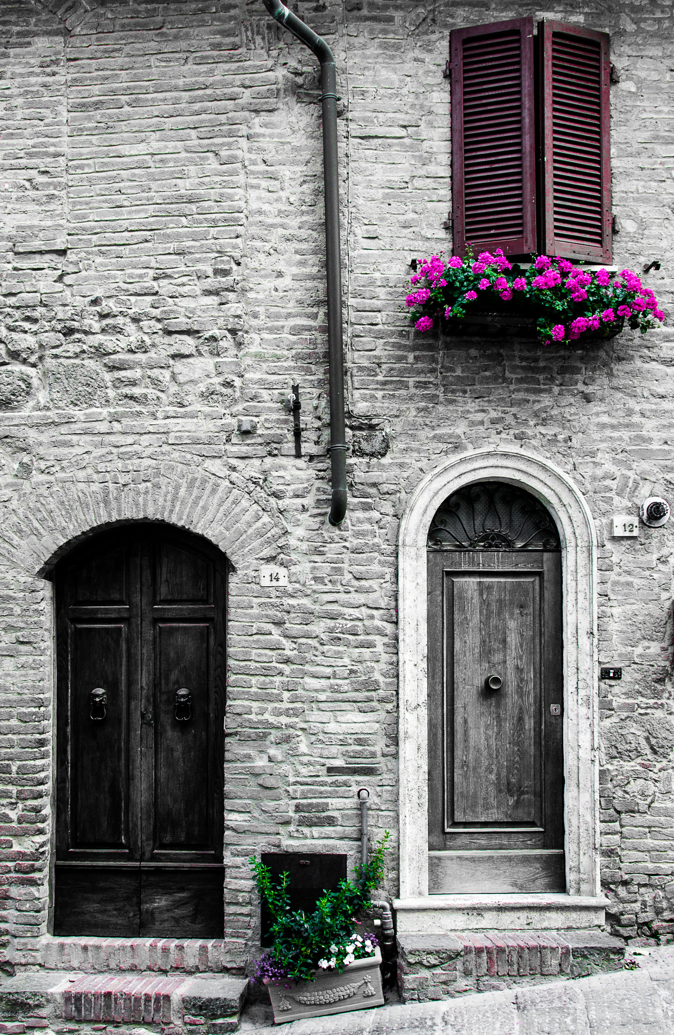 Canon EOS 1000D (EOS Digital Rebel XS / EOS Kiss F) + Canon EF-S 18-200mm F3.5-5.6 IS sample photo. Tuscany, windows and doors #2 photography