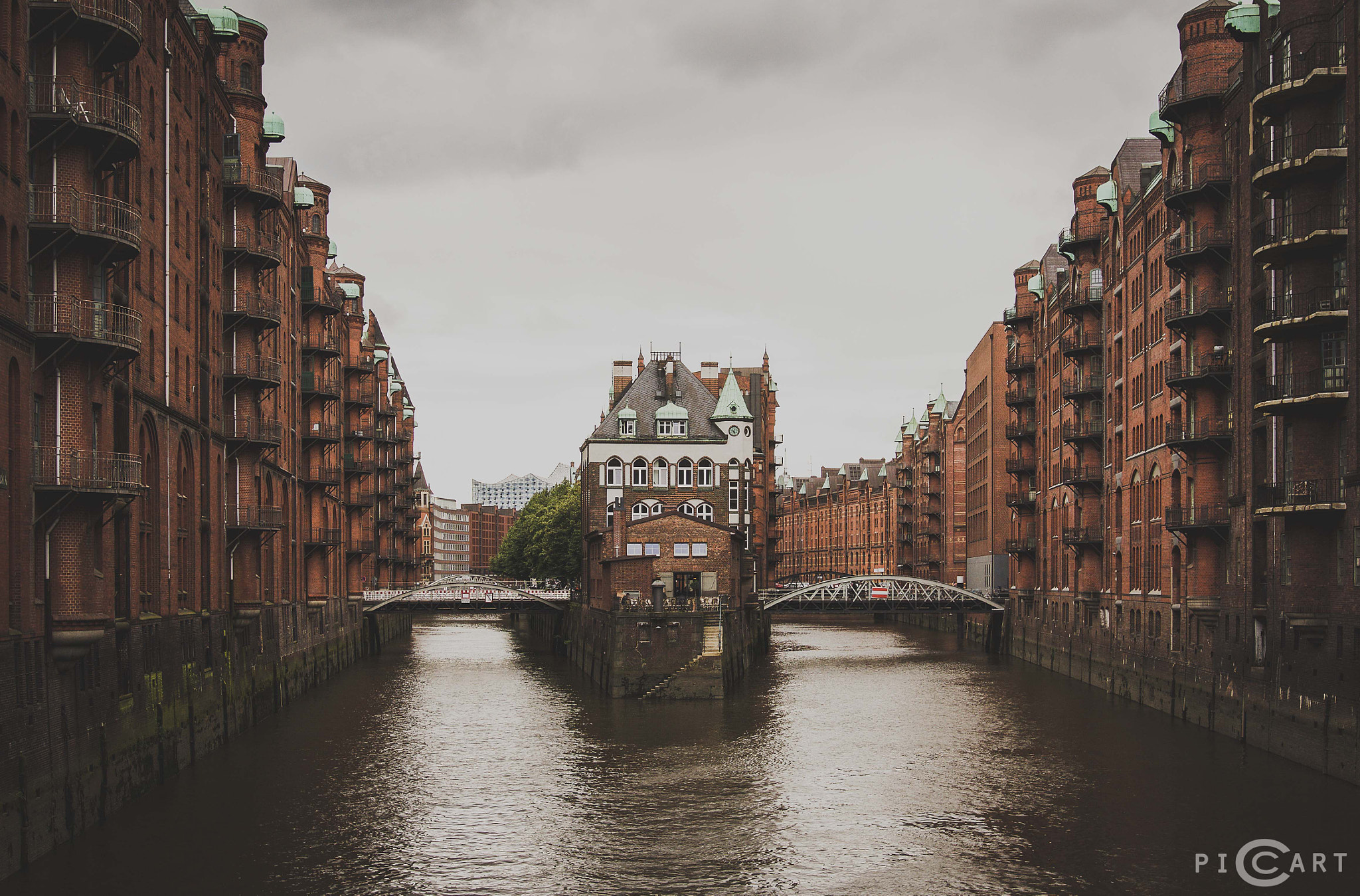 Sigma 24mm F1.4 DG HSM Art sample photo. Wasserschloss in der speicherstadt photography