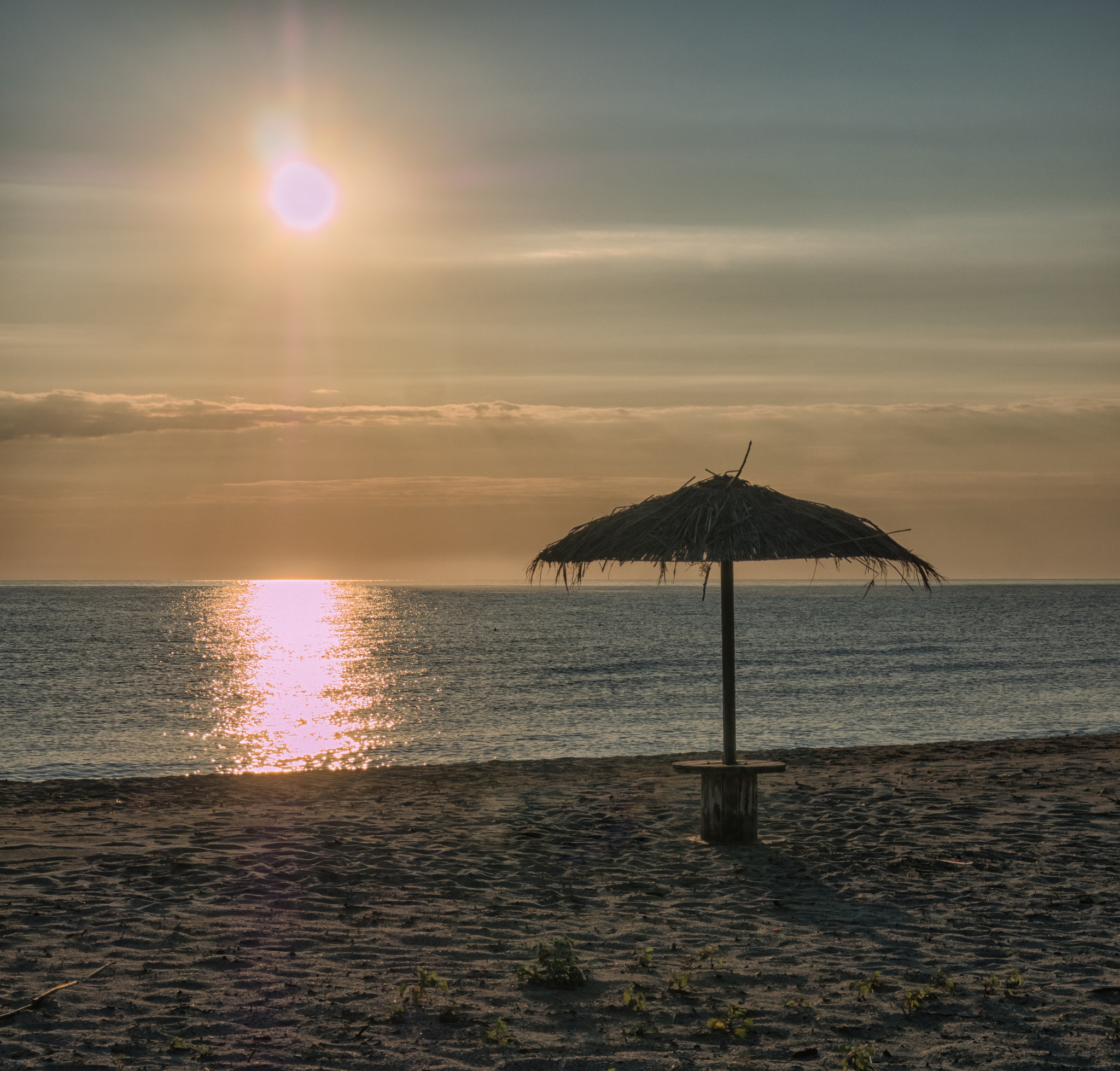 LUMIX G VARIO PZ 14-42/F3.5-5.6 sample photo. Beach umbrella sunrise photography