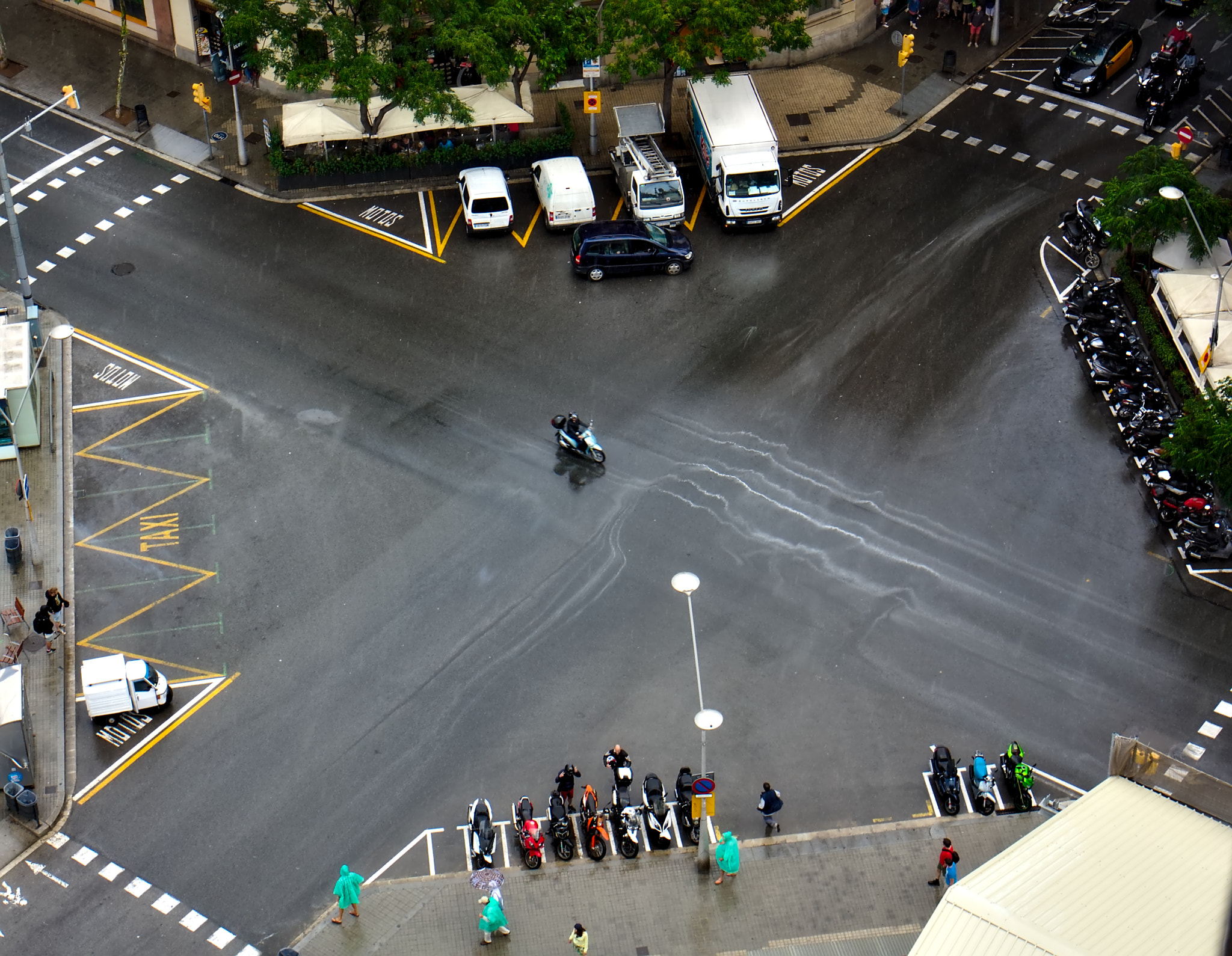 Canon EF 24-70mm F4L IS USM sample photo. Road crossing photography