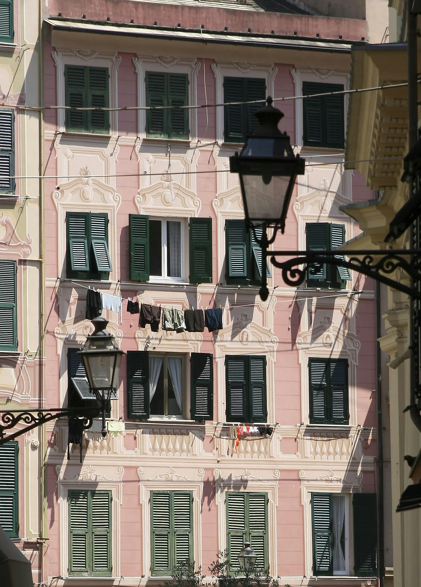 Canon EF 24-85mm F3.5-4.5 USM sample photo. Windows,clothes line and lamps photography