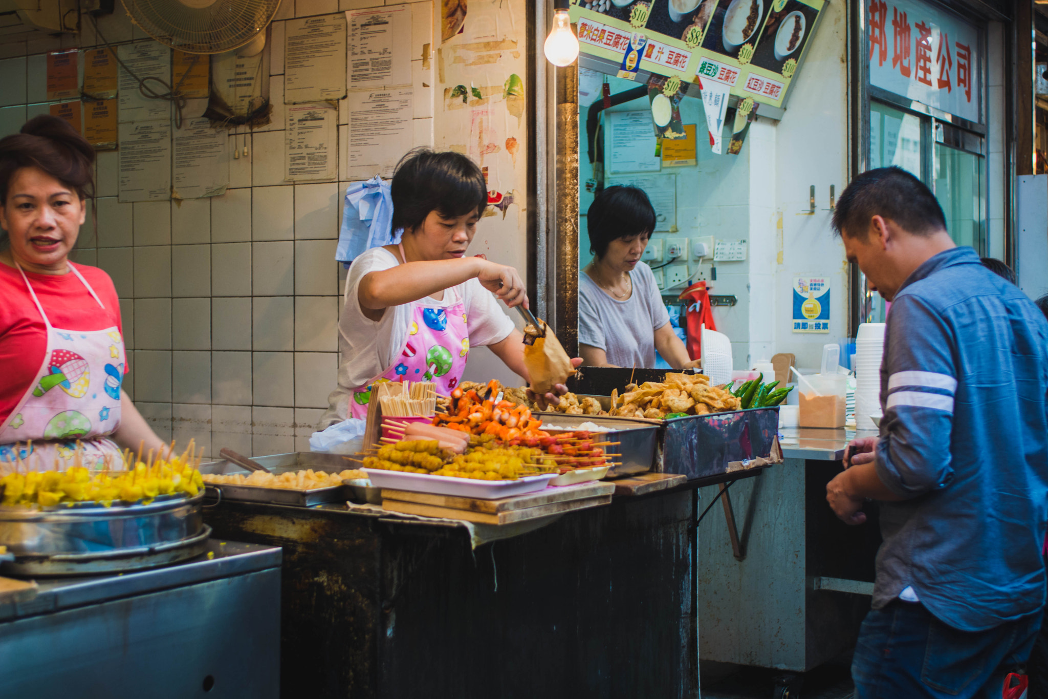 Nikon D7100 + AF Zoom-Nikkor 35-70mm f/2.8 sample photo. Streets of hong kong photography