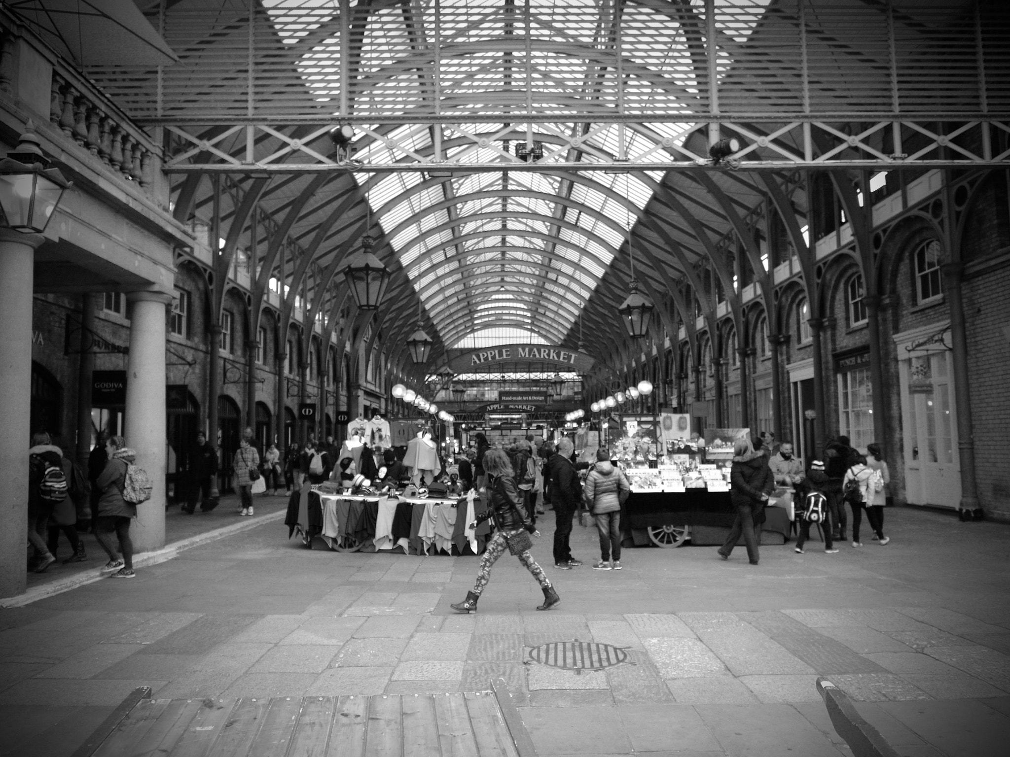 Panasonic Lumix DMC-GF3 + OLYMPUS M.12mm F2.0 sample photo. Quick walk through covent garden photography