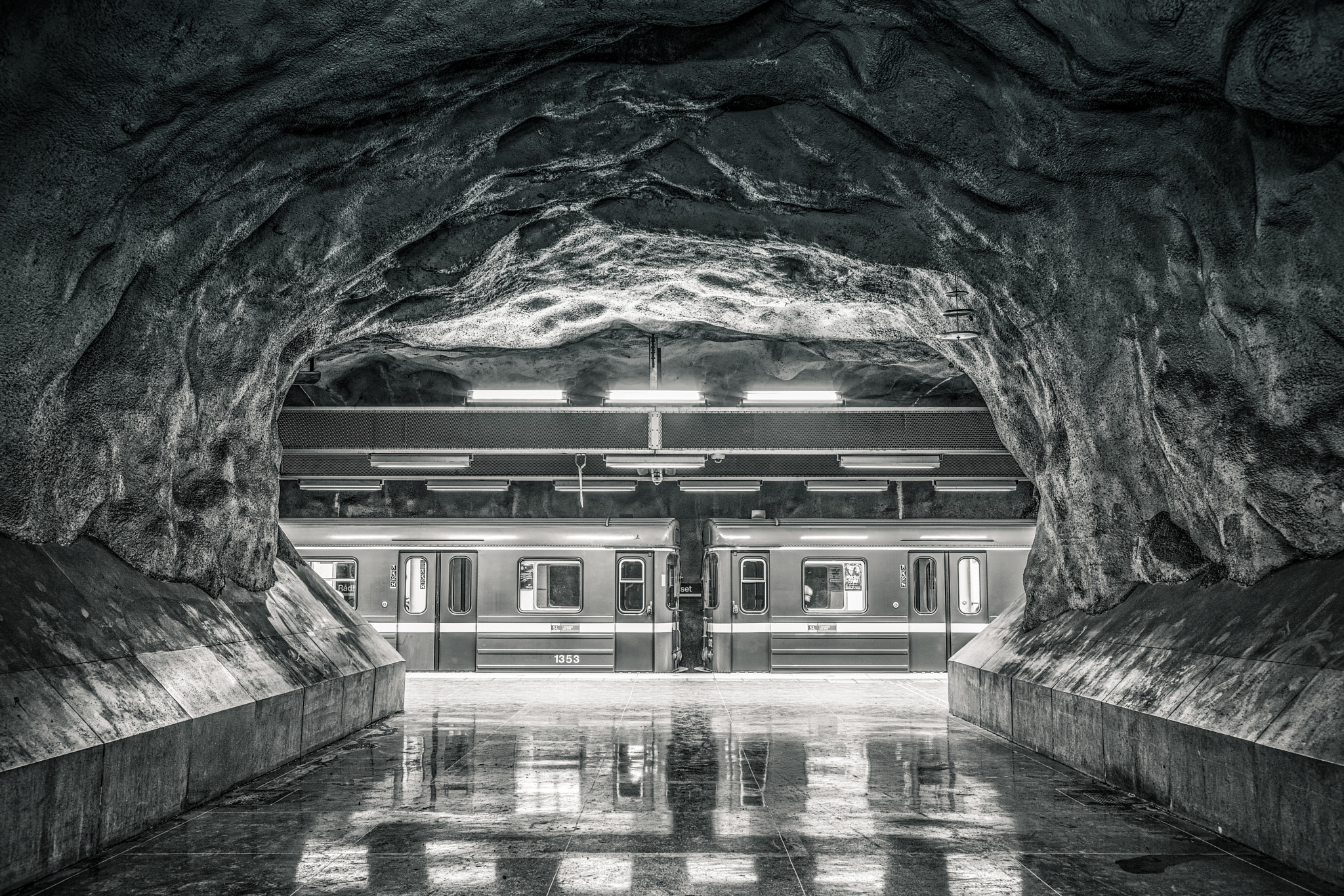 E 35mm F2 sample photo. Underground photography