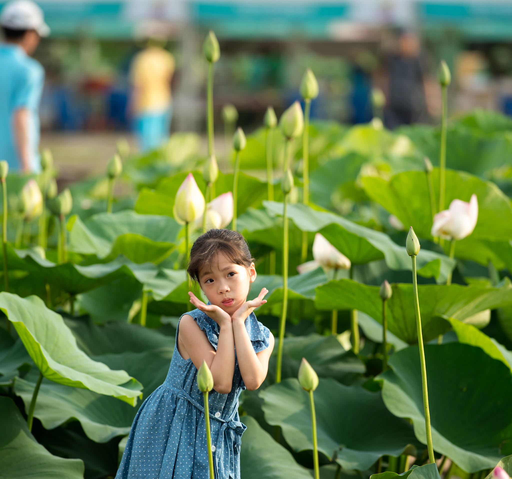 Pentax smc DA* 300mm F4.0 ED (IF) SDM sample photo. Girl and flower photography