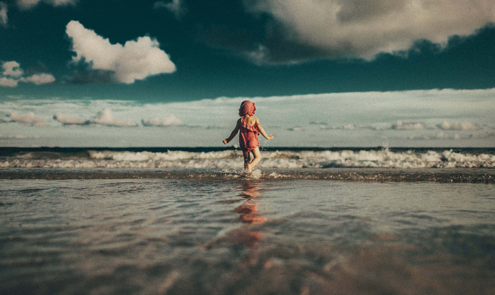 Canon EF 35mm F1.4L USM sample photo. Facing the ocean photography