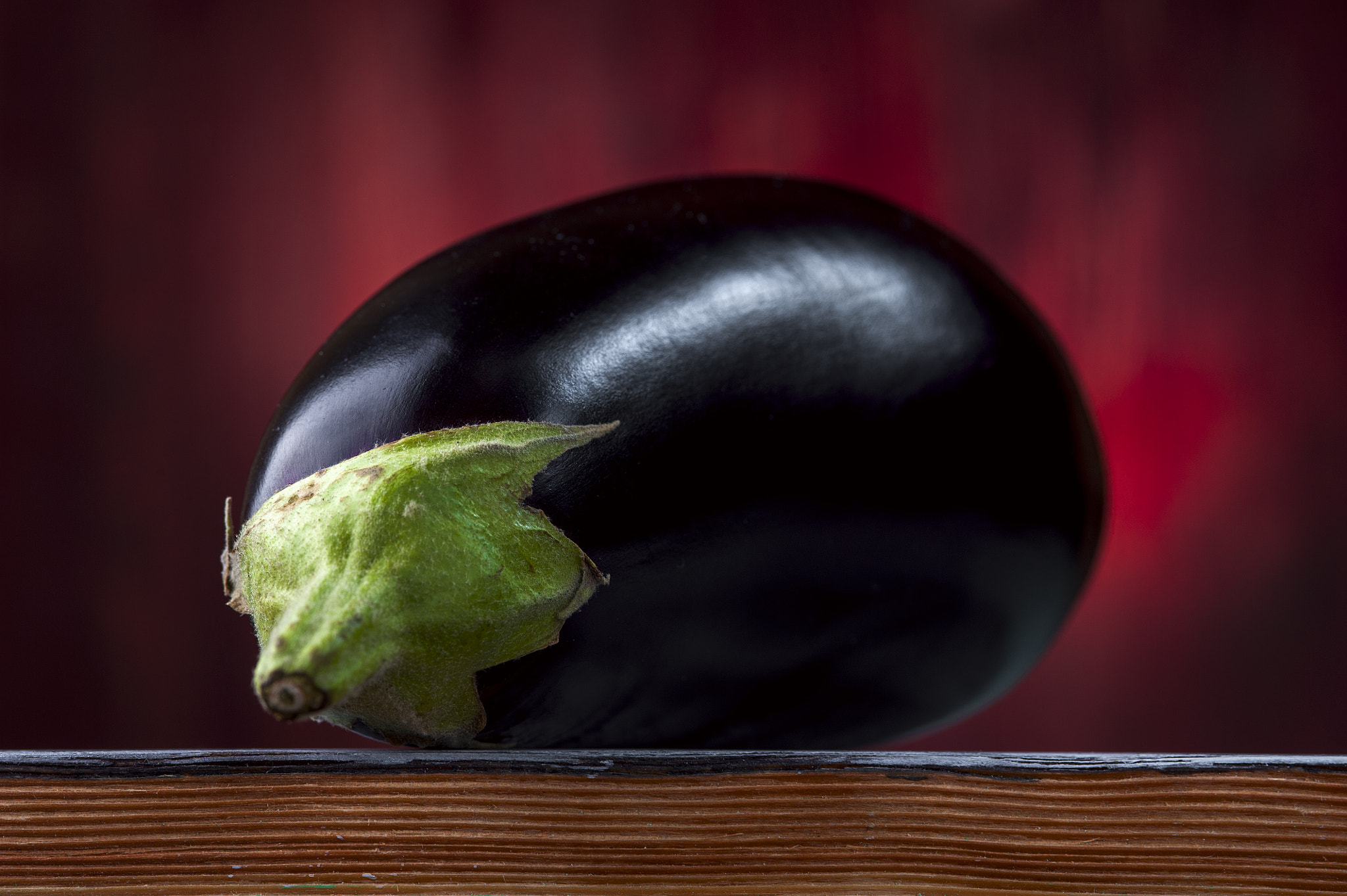 Nikon D700 + AF Micro-Nikkor 105mm f/2.8 sample photo. Aubergine on wooden table photography