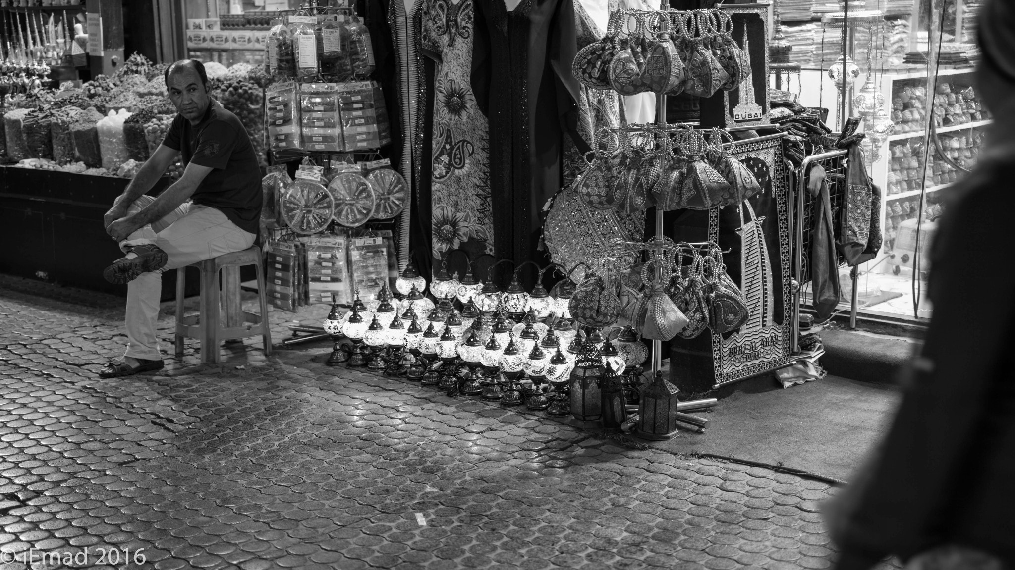 Leica APO-Summicron-M 50mm F2 ASPH sample photo. I see a tourist heading my way... photography