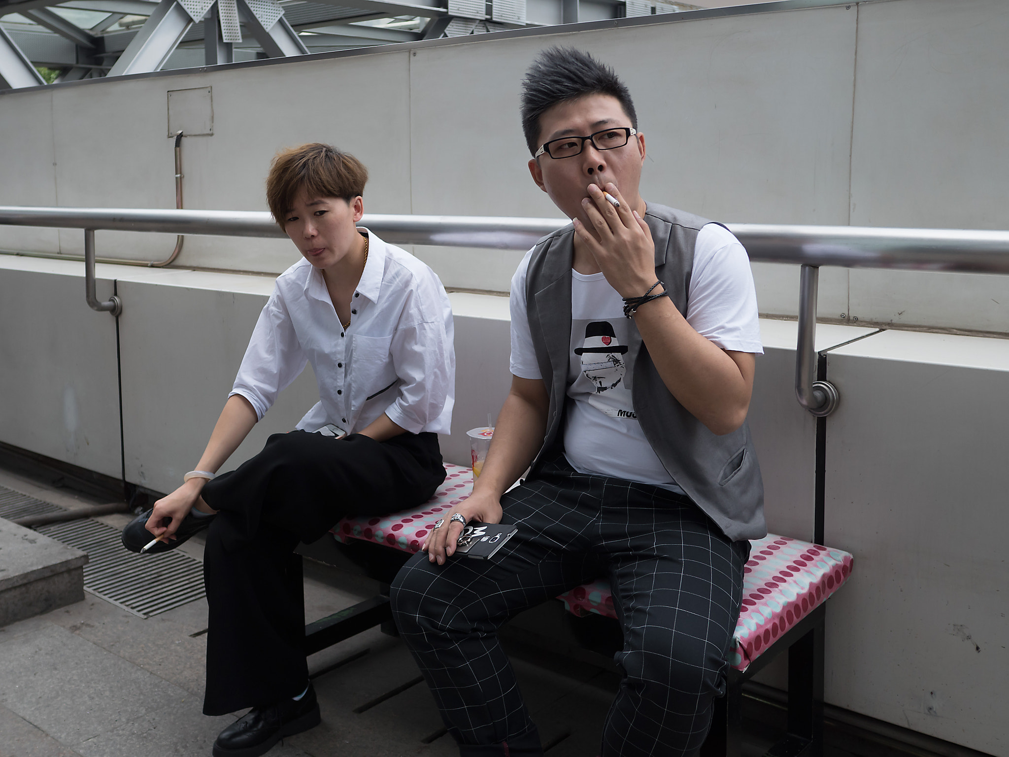 Panasonic Lumix DMC-GX8 + LEICA DG SUMMILUX 15/F1.7 sample photo. A couple is sitting on a bench photography