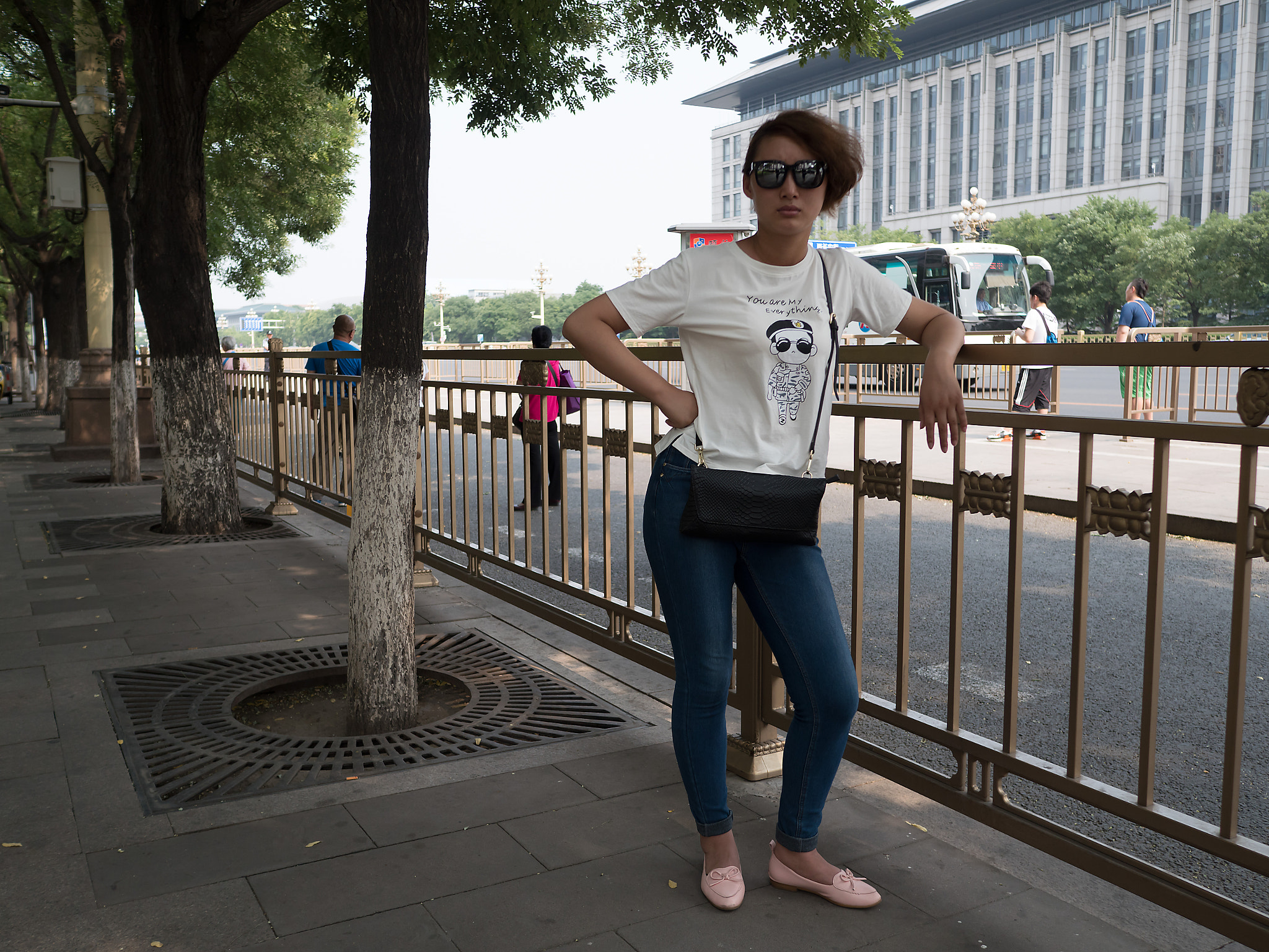 Panasonic Lumix DMC-GX8 + LEICA DG SUMMILUX 15/F1.7 sample photo. A woman standing on the fences photography