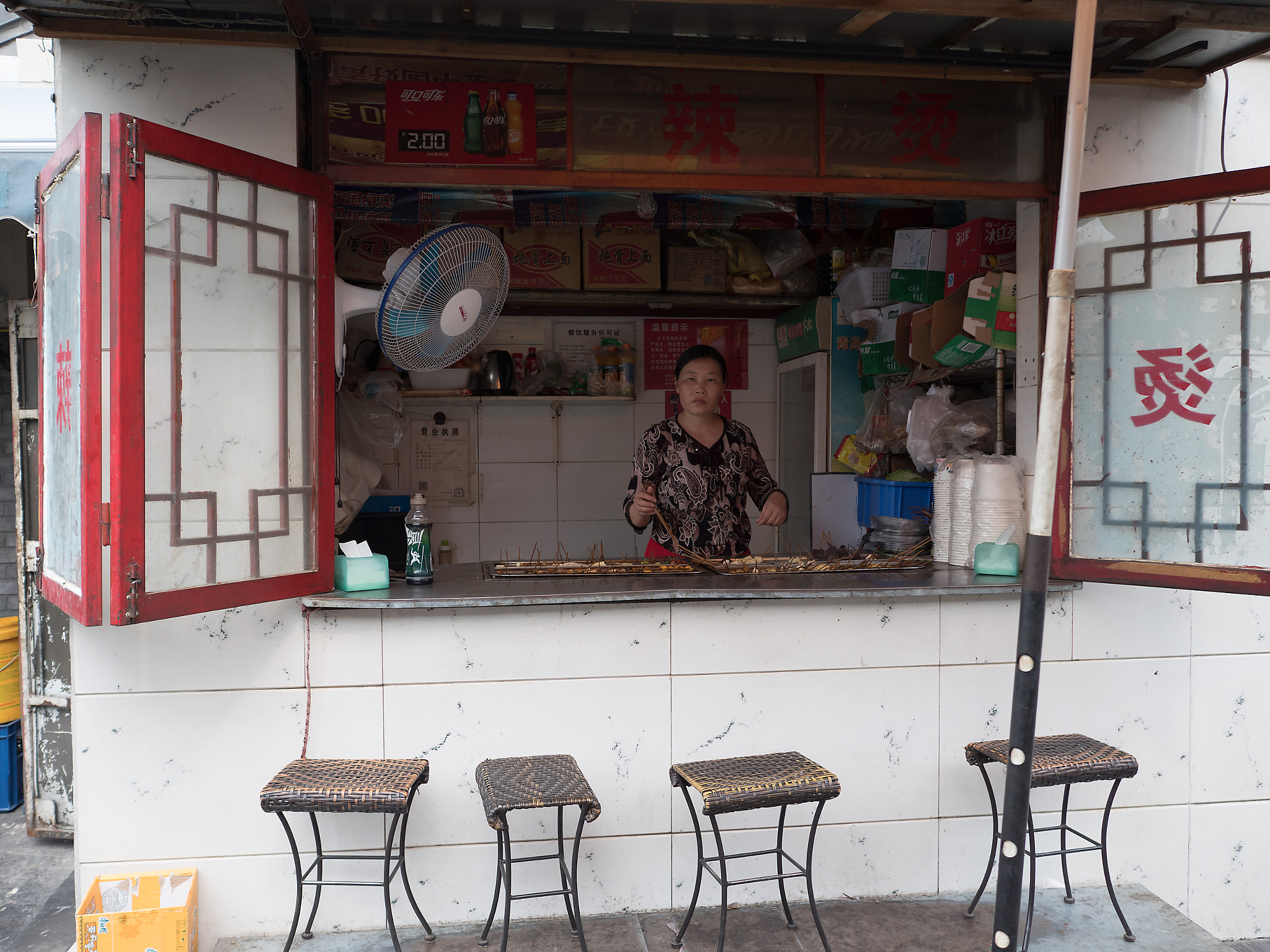 Panasonic Lumix DMC-GX8 + LEICA DG SUMMILUX 15/F1.7 sample photo. Woman selling snacks photography