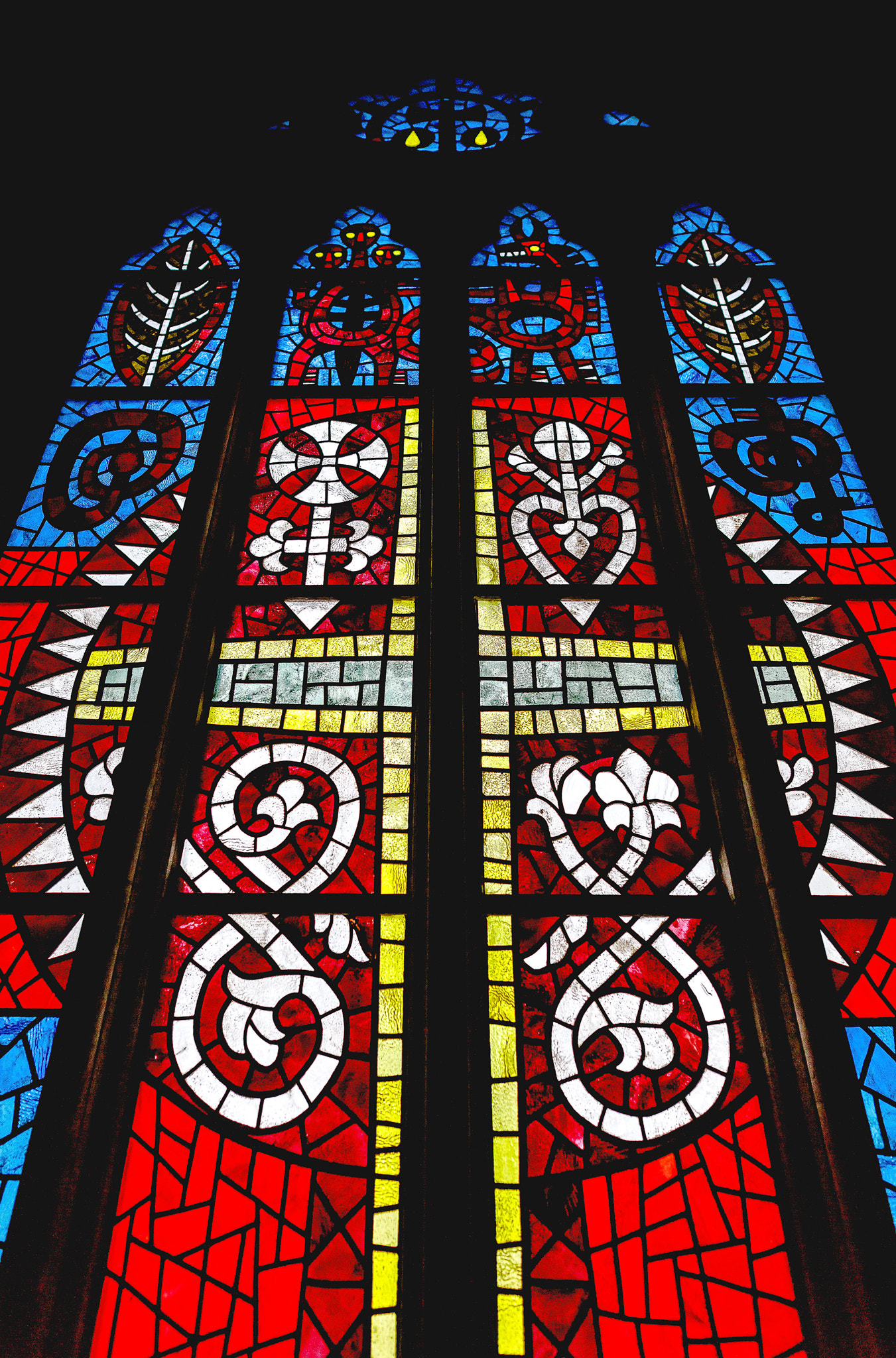 Sigma 20mm F1.4 DG HSM Art sample photo. Colorful window photography