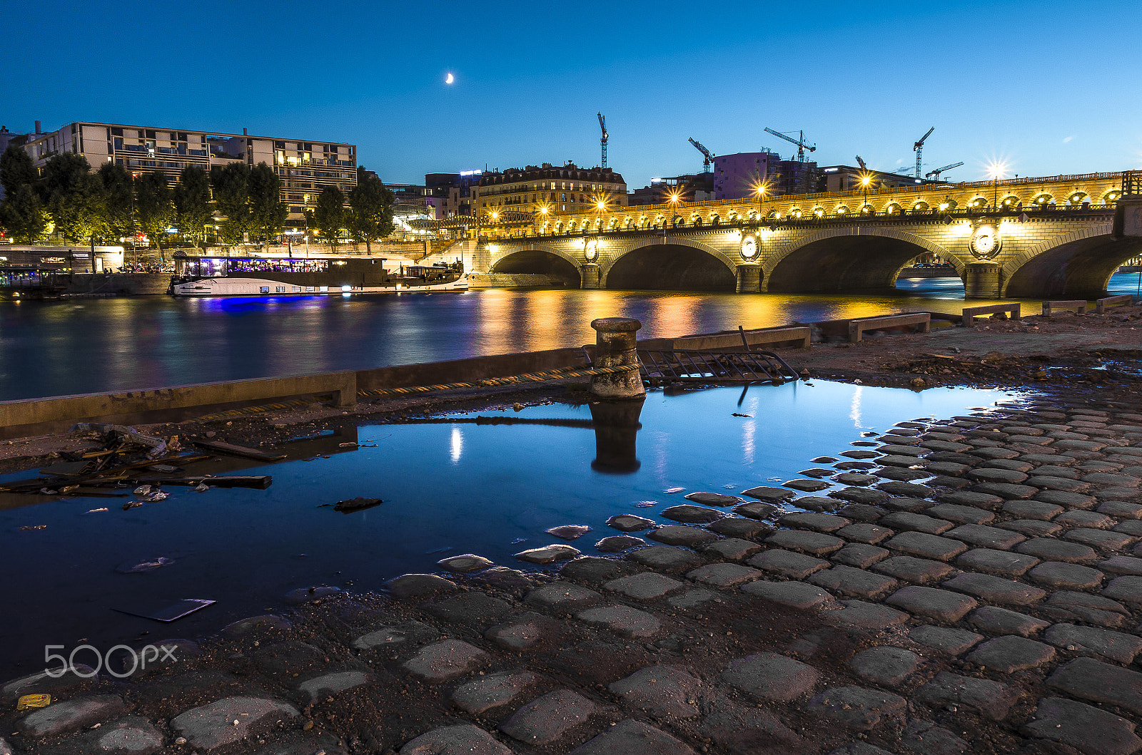 Sigma 17-70mm F2.8-4 DC Macro OS HSM sample photo. La lune parisienne photography