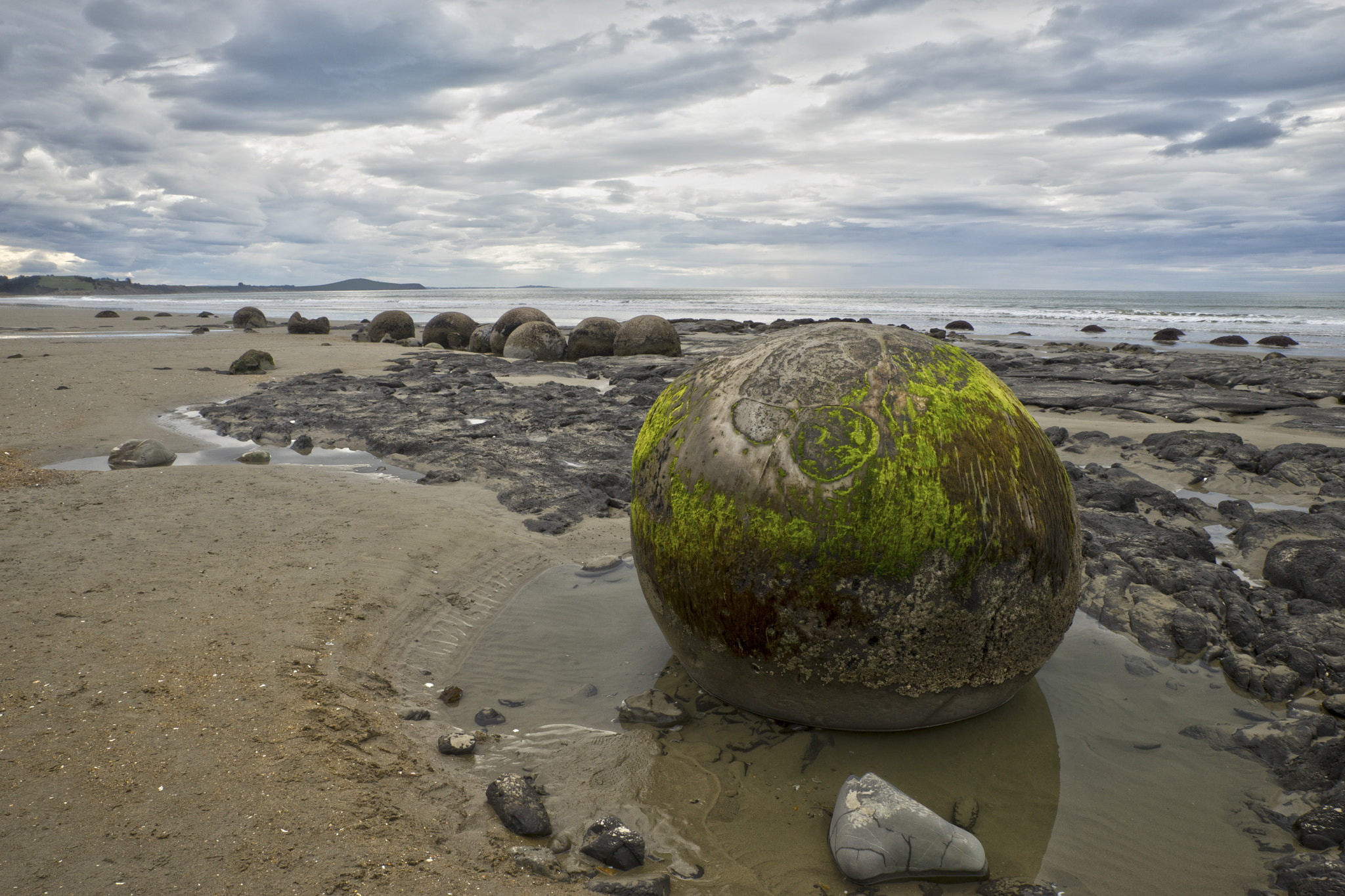 24-70mm F2.8-2.8 SSM sample photo. Moeraki boulders 2 nz photography