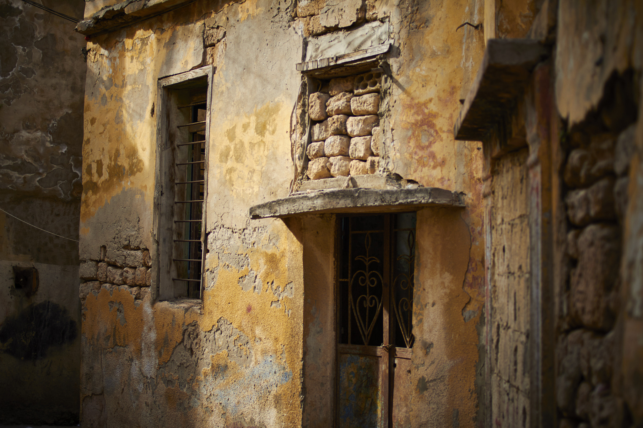 Canon EOS 7D + Canon EF 35mm F2 sample photo. Modern middle-eastern city ruins photography