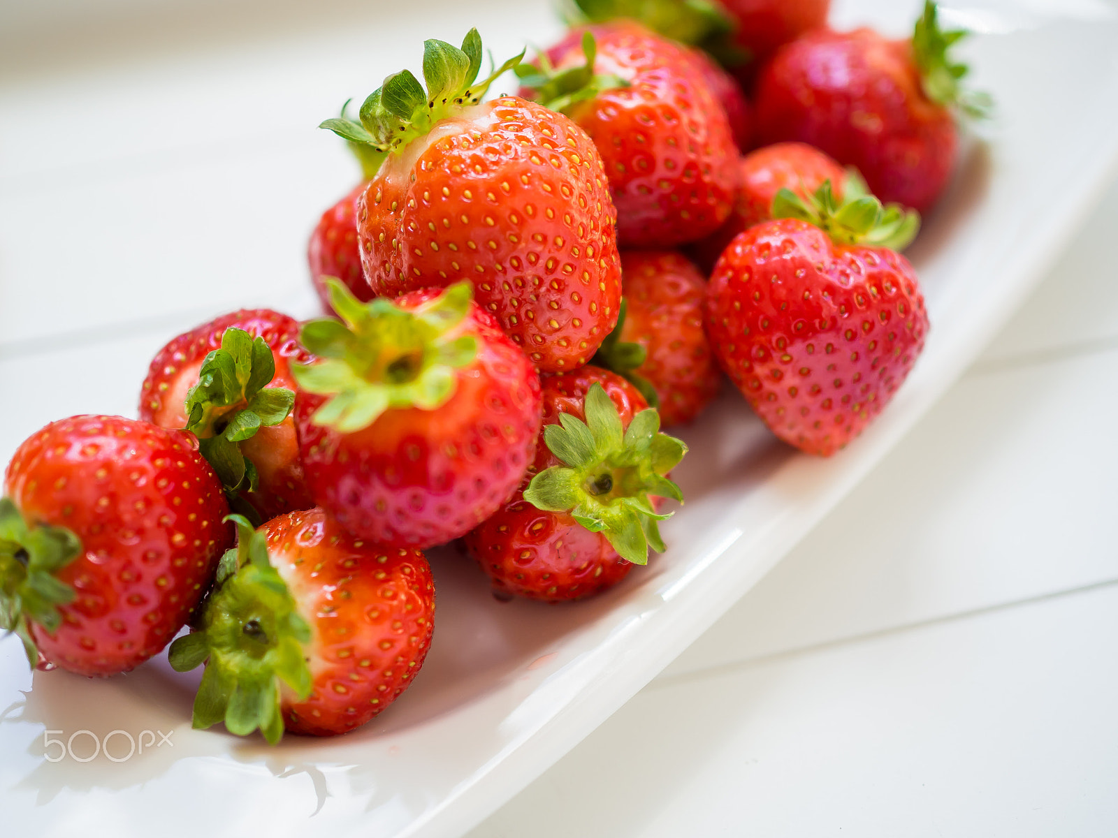 Olympus OM-D E-M10 II + Olympus M.Zuiko Digital 25mm F1.8 sample photo. Strawberry and white wood background photography