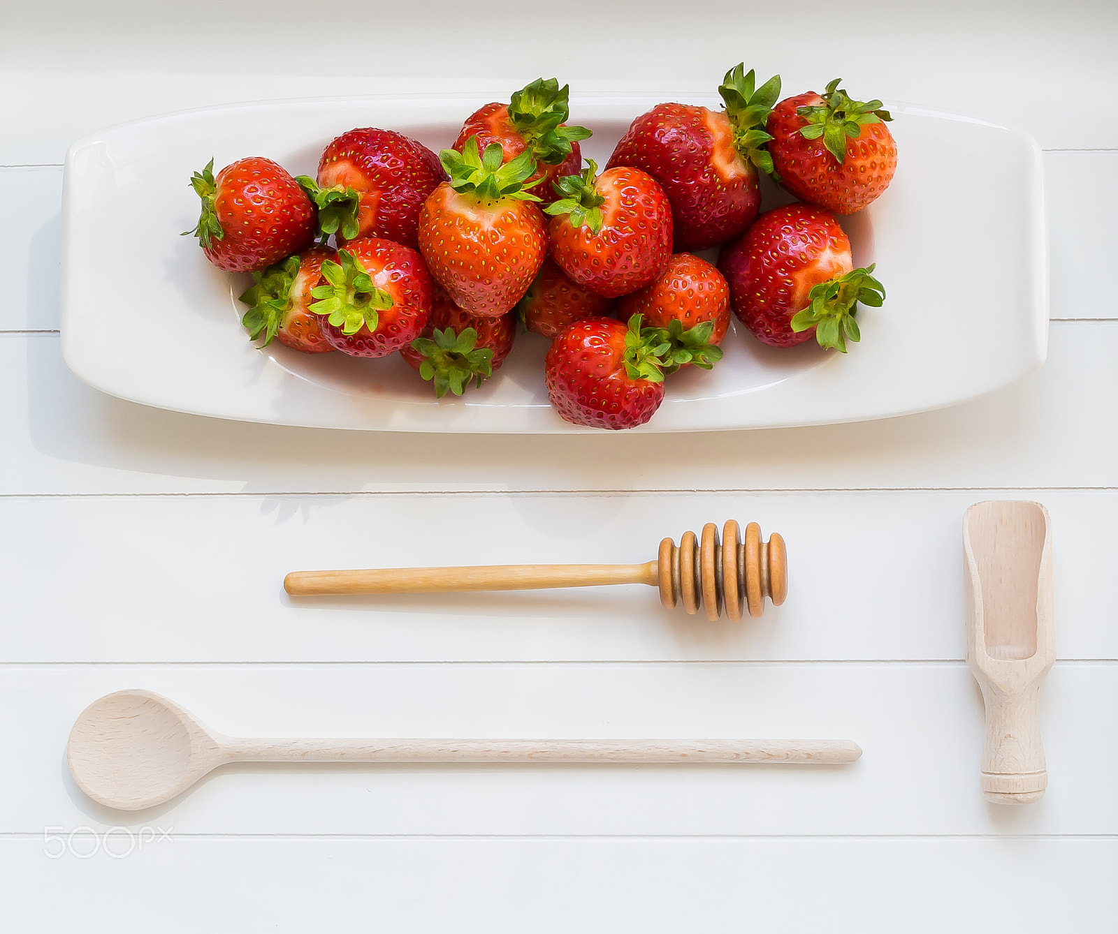 Olympus OM-D E-M10 II + Olympus M.Zuiko Digital 25mm F1.8 sample photo. Strawberry and white wood background photography