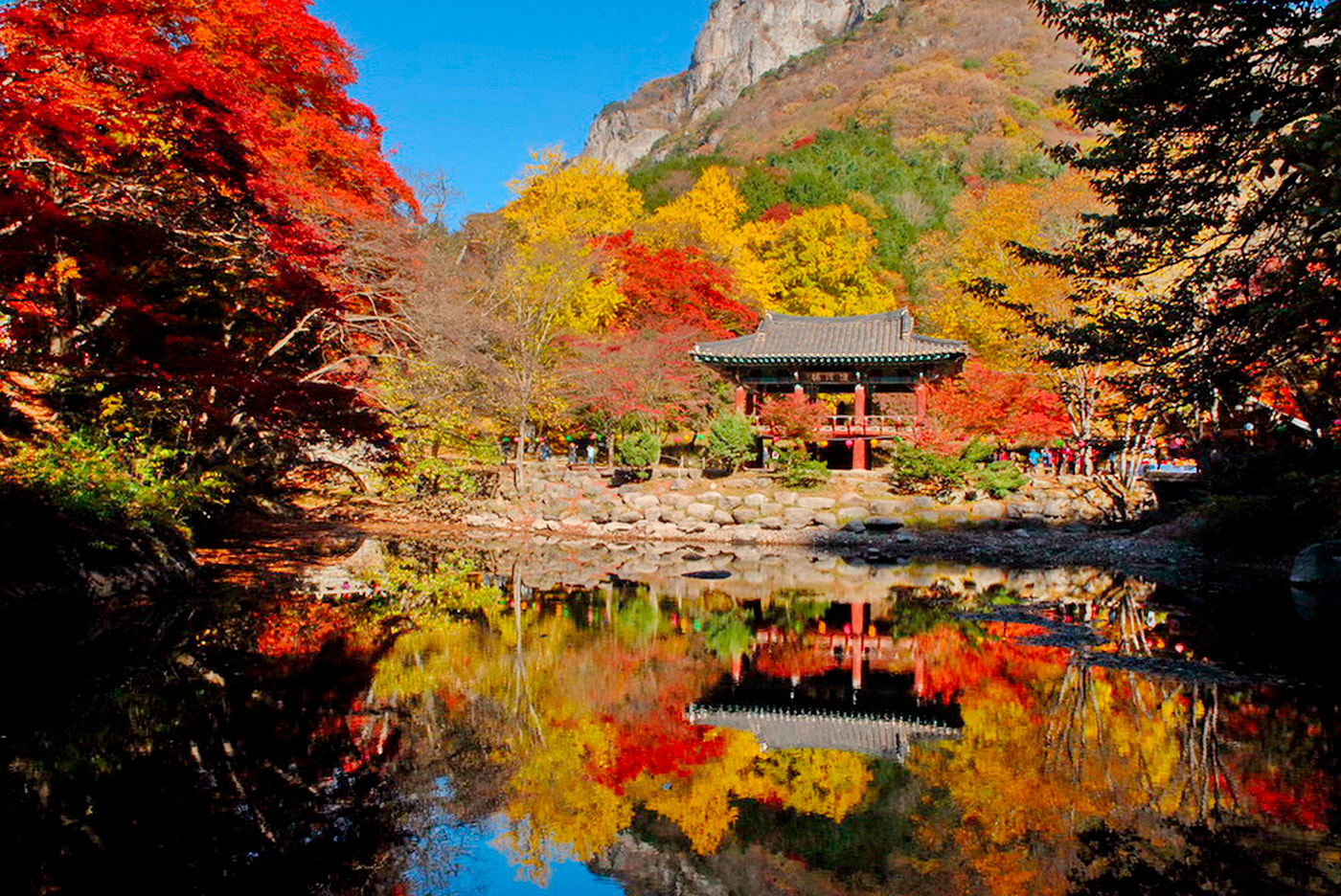 Nikon D200 + Nikon AF-S DX Nikkor 17-55mm F2.8G ED-IF sample photo. Fall a temple photography