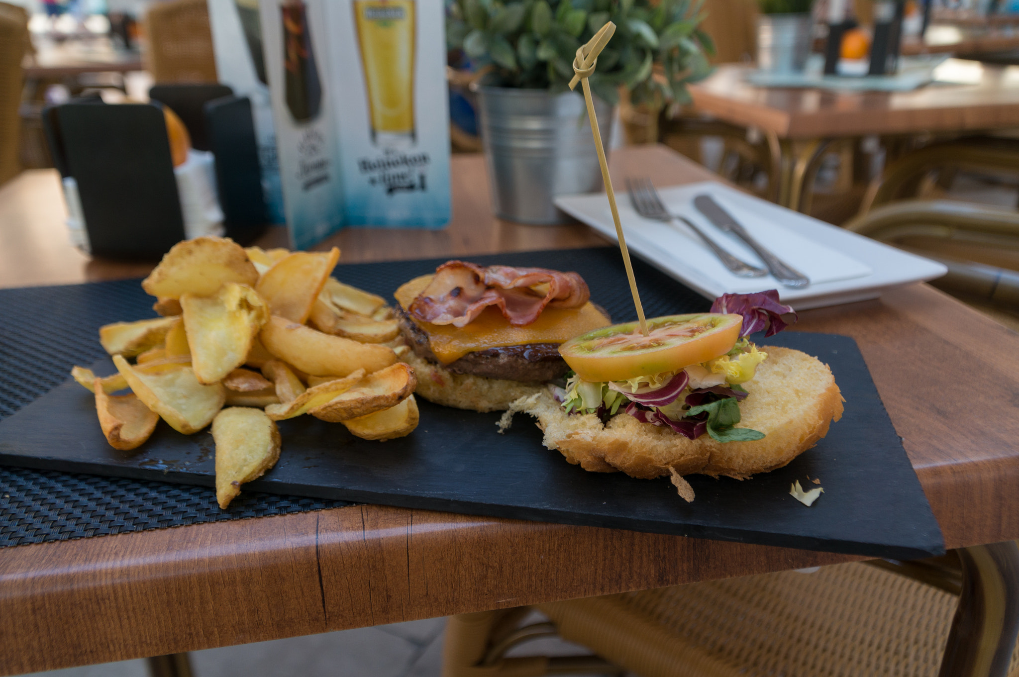 Sony Alpha NEX-6 + Sony E PZ 18-105mm F4 G OSS sample photo. Burger at valencia photography