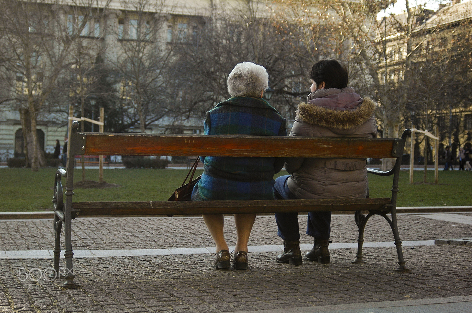AF Zoom-Nikkor 28-80mm f/3.3-5.6G sample photo. Ladies in the park photography