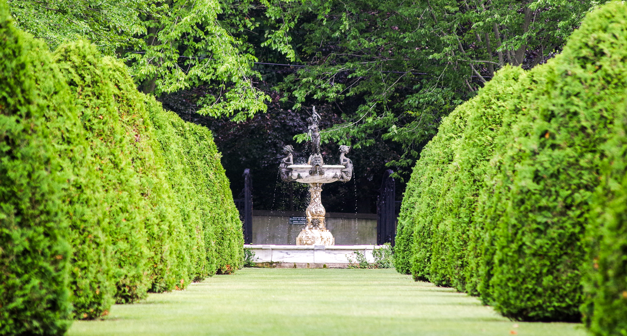 Pentax K-50 + Sigma sample photo. The fountain's path photography