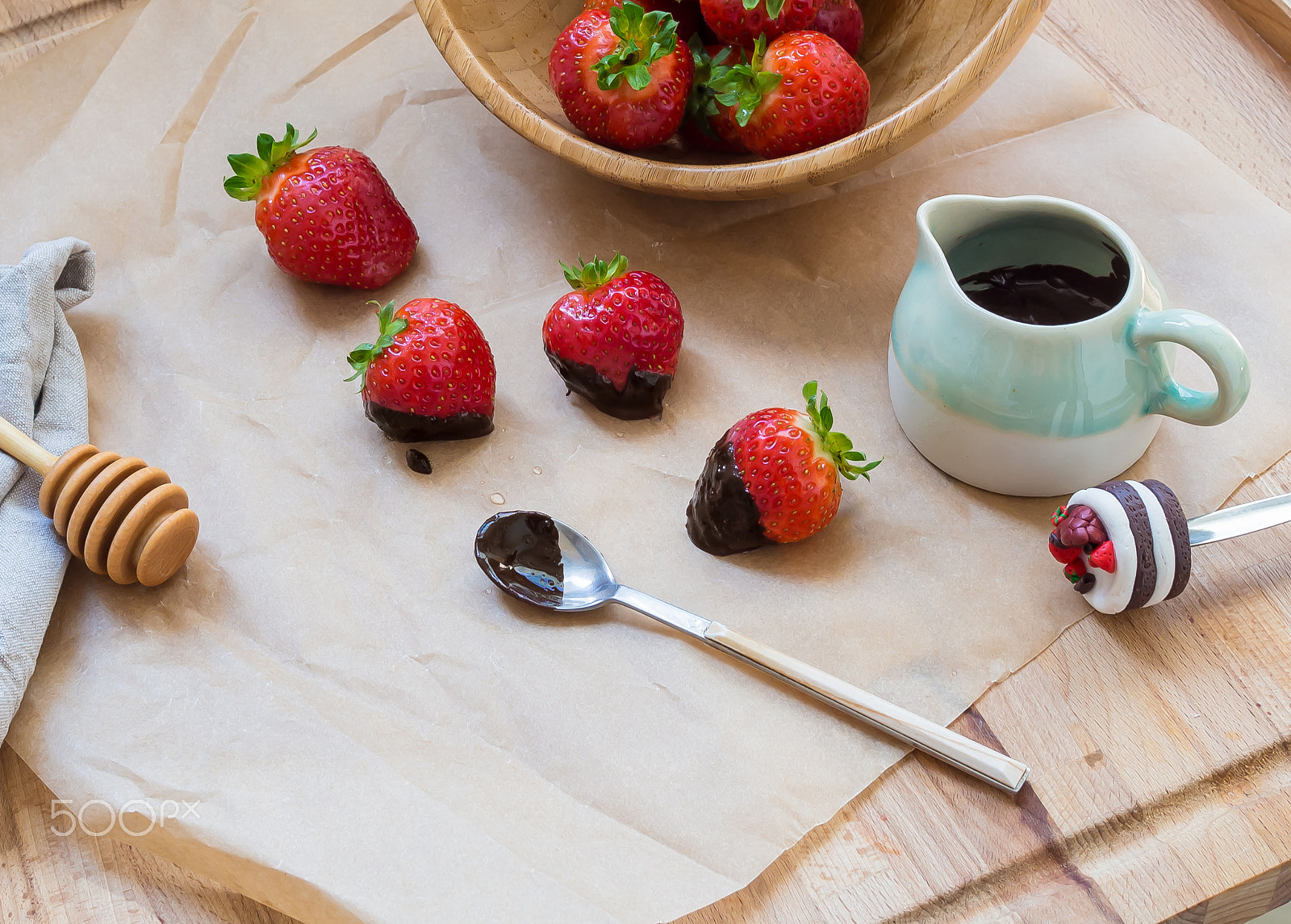 Olympus OM-D E-M10 II + Olympus M.Zuiko Digital 25mm F1.8 sample photo. Strawberry and chocolate photography