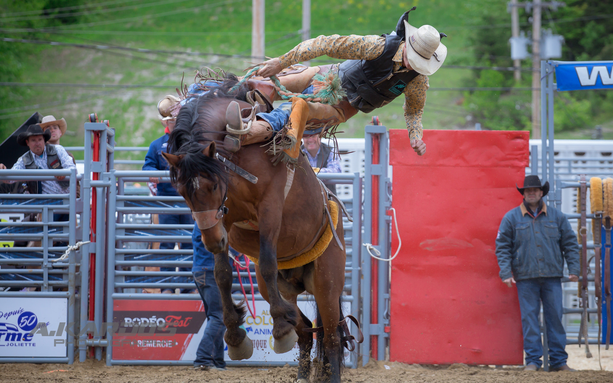 Canon EOS 700D (EOS Rebel T5i / EOS Kiss X7i) + Canon EF 70-200mm F4L USM sample photo. Wild horse - get ready to rumble - rodéo fest de val saint-côme 2016 photography