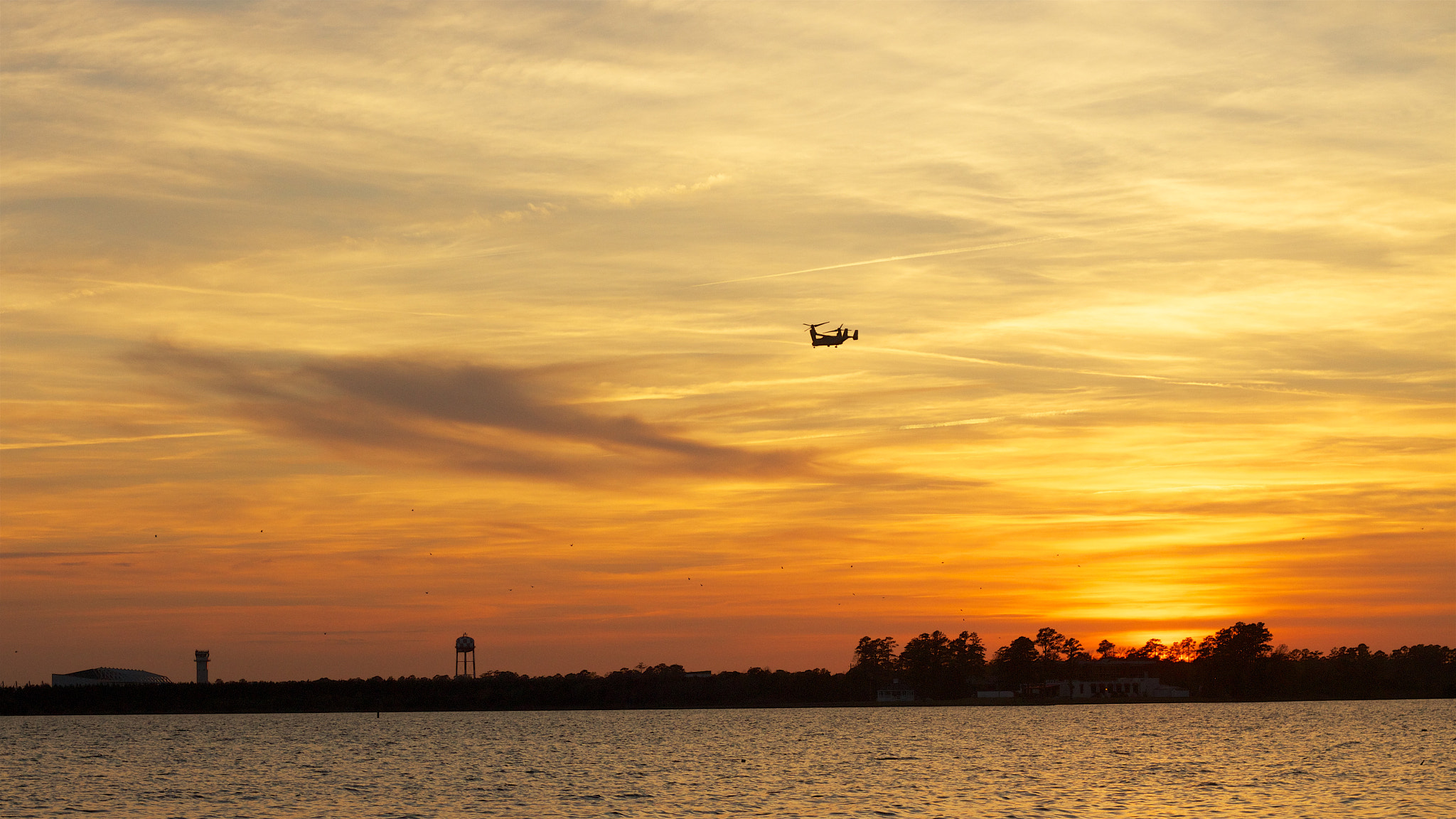 Canon EOS M + Canon EF 50mm F1.8 II sample photo. Landing photography