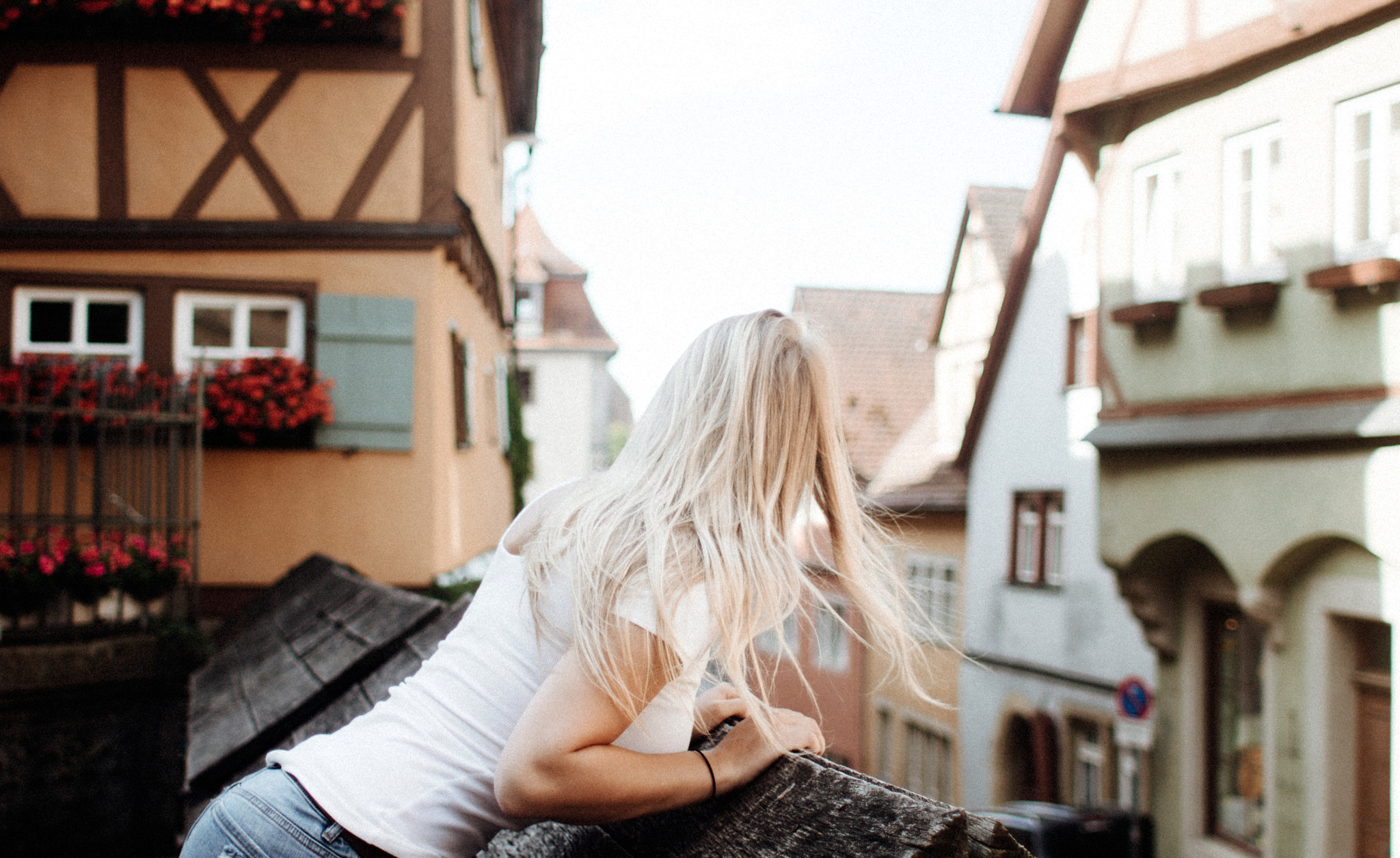 Canon EF 28mm F1.8 USM sample photo. Exploring the town photography